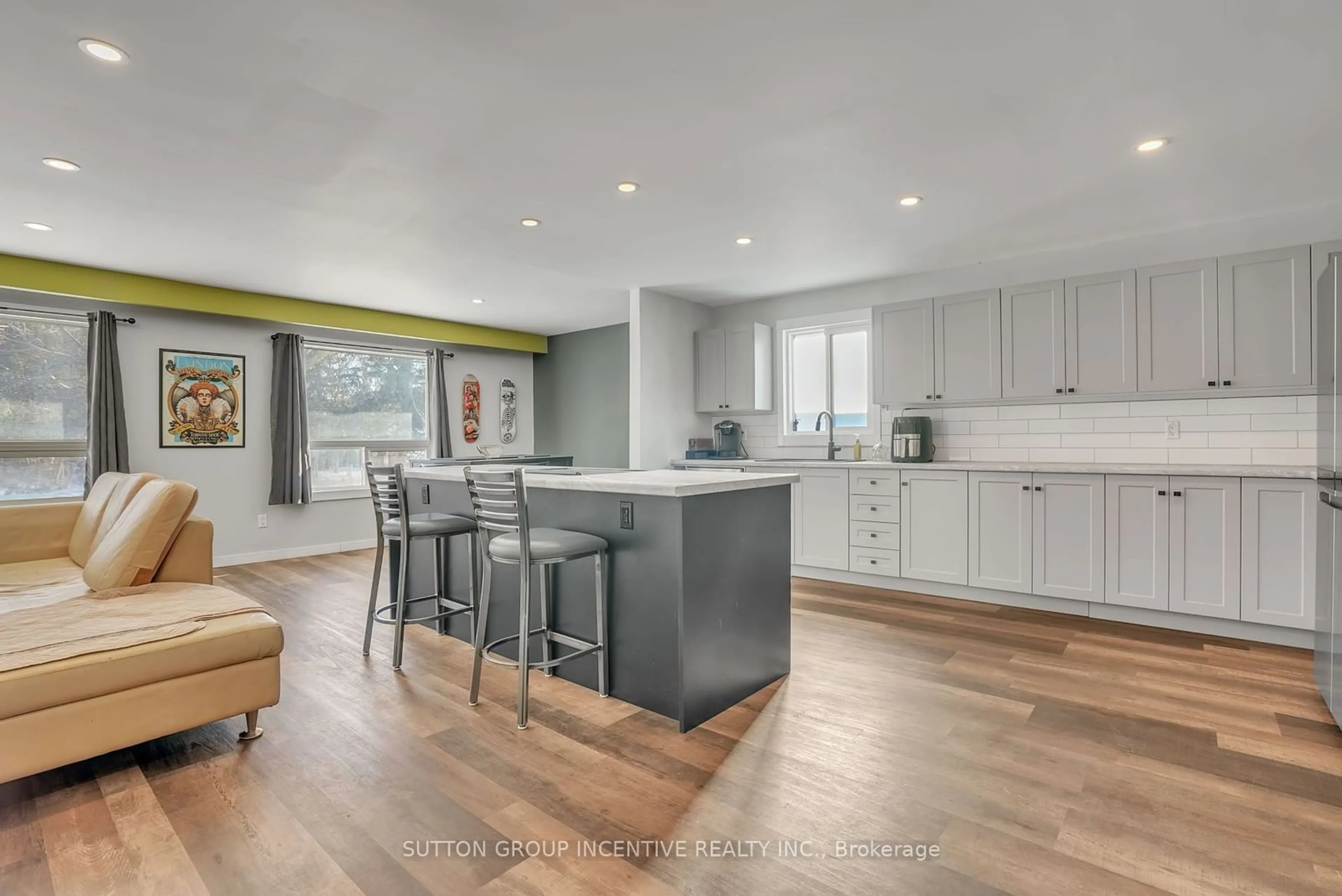 Open concept kitchen, unknown for 2326 25 Sdrd, Innisfil Ontario L9S 2G2