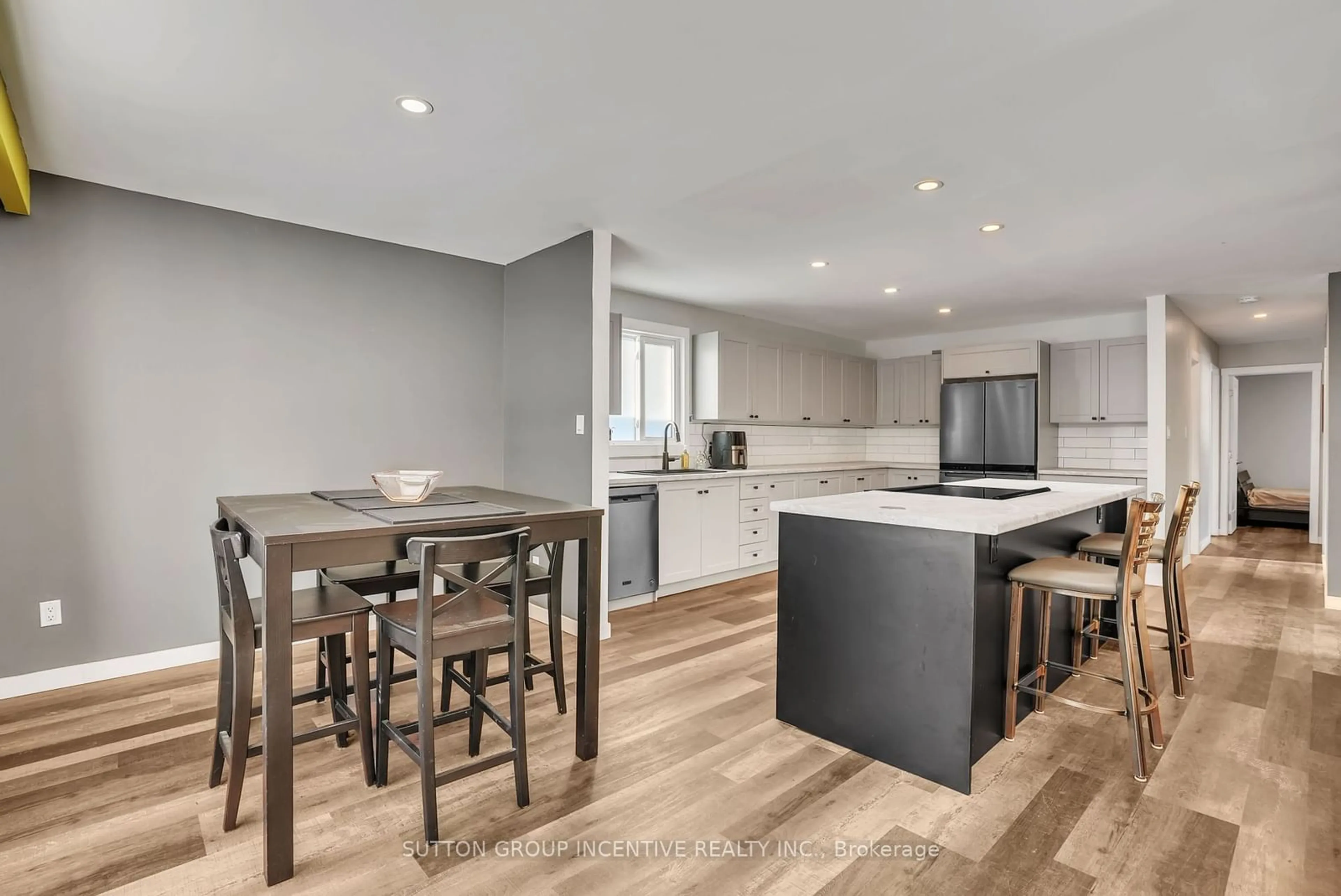 Open concept kitchen, unknown for 2326 25 Sdrd, Innisfil Ontario L9S 2G2