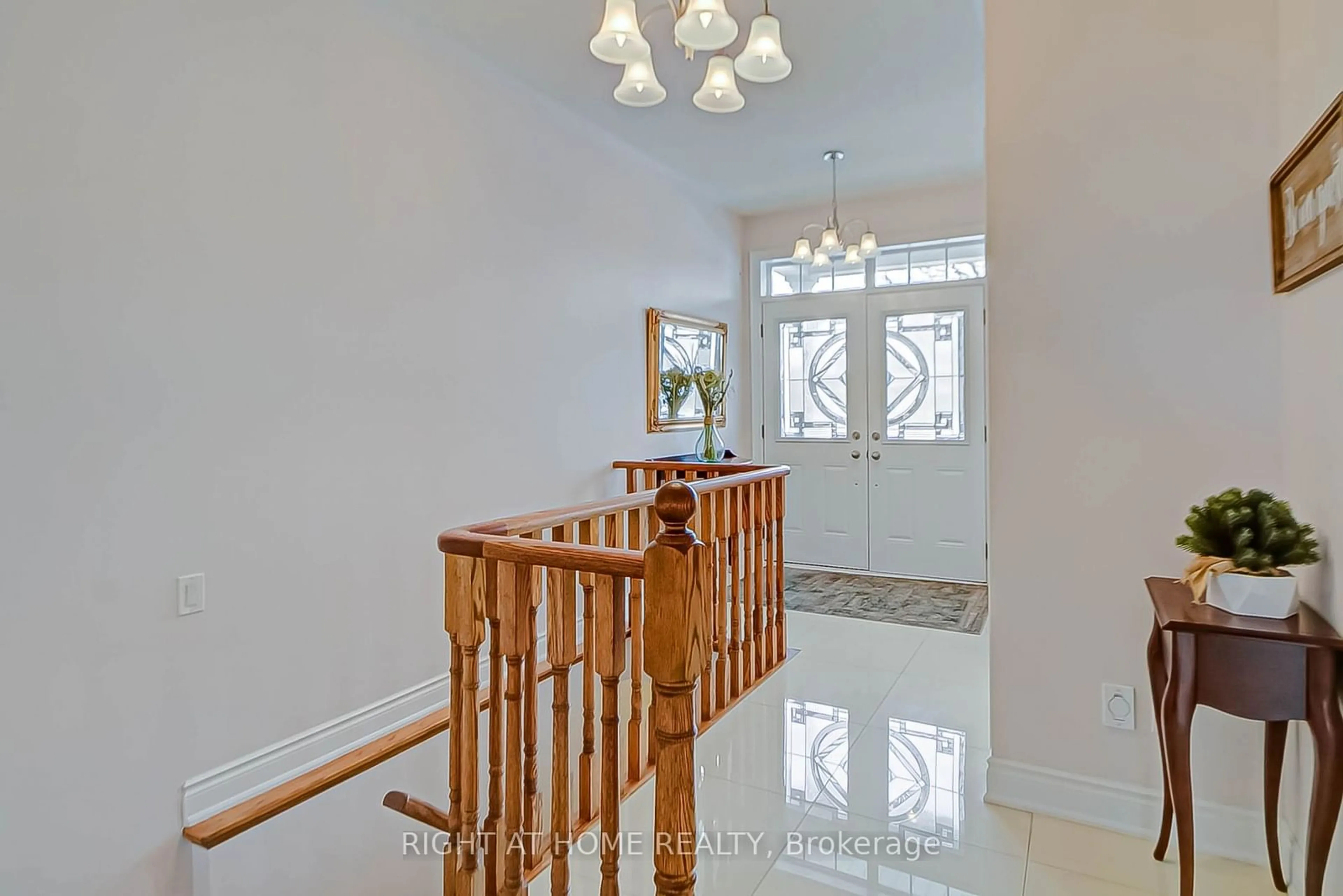 Indoor foyer for 598 Foxcroft Blvd, Newmarket Ontario L3X 3L5