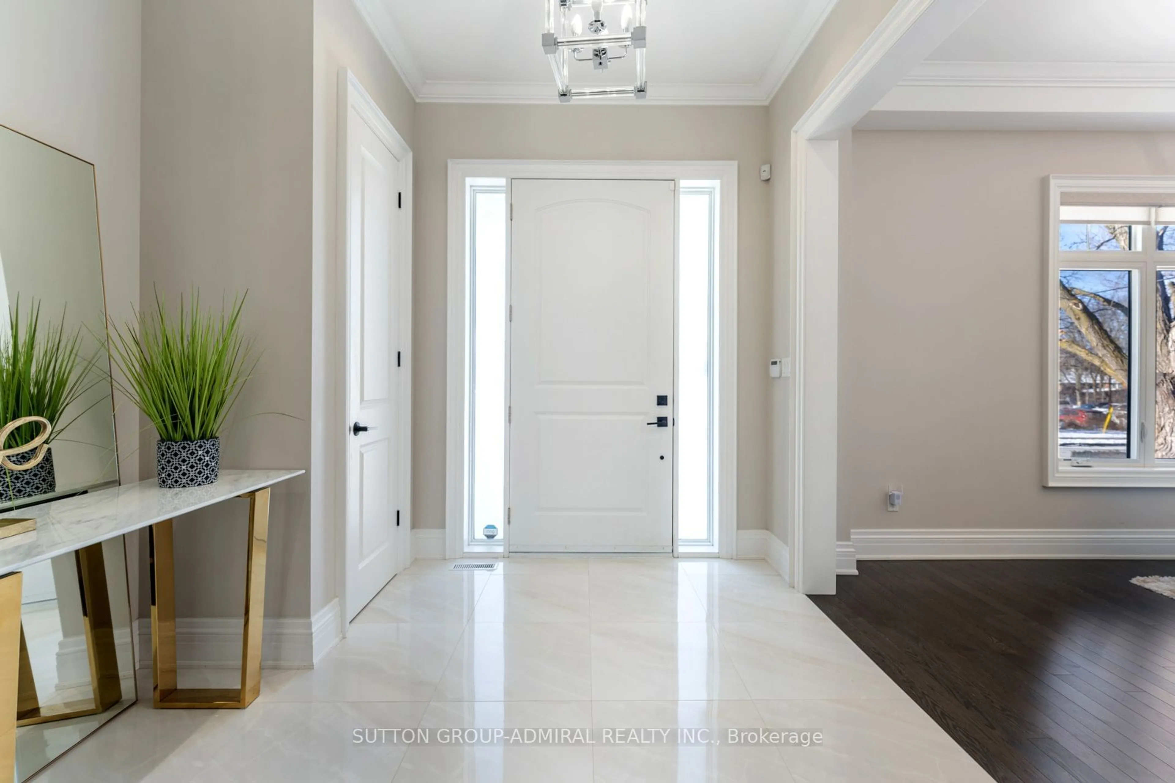 Indoor entryway for 71 Sussex Ave, Richmond Hill Ontario L4C 2E8