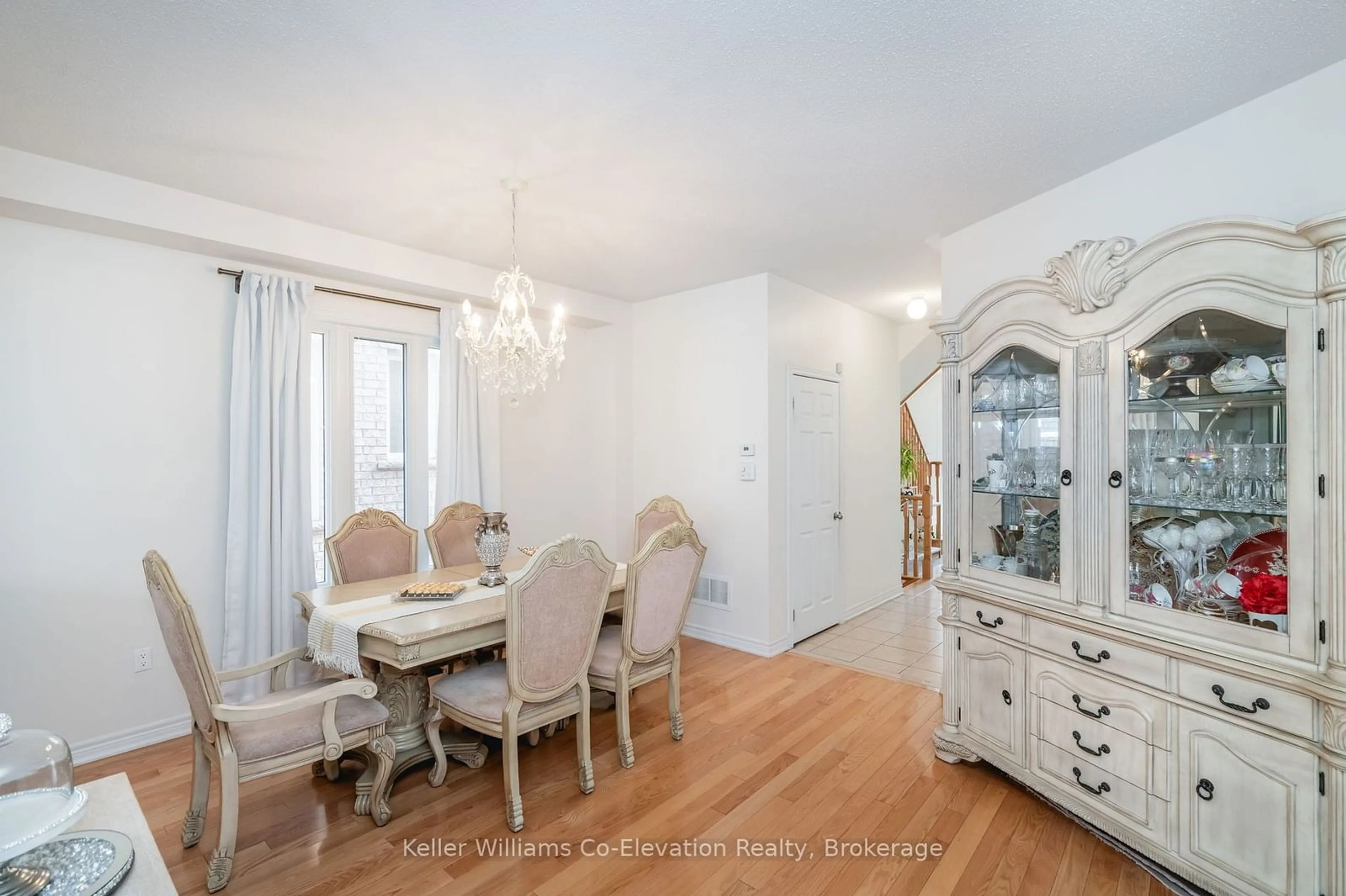 Dining room, wood/laminate floor for 26 Homerton Ave, Richmond Hill Ontario L4E 0W2