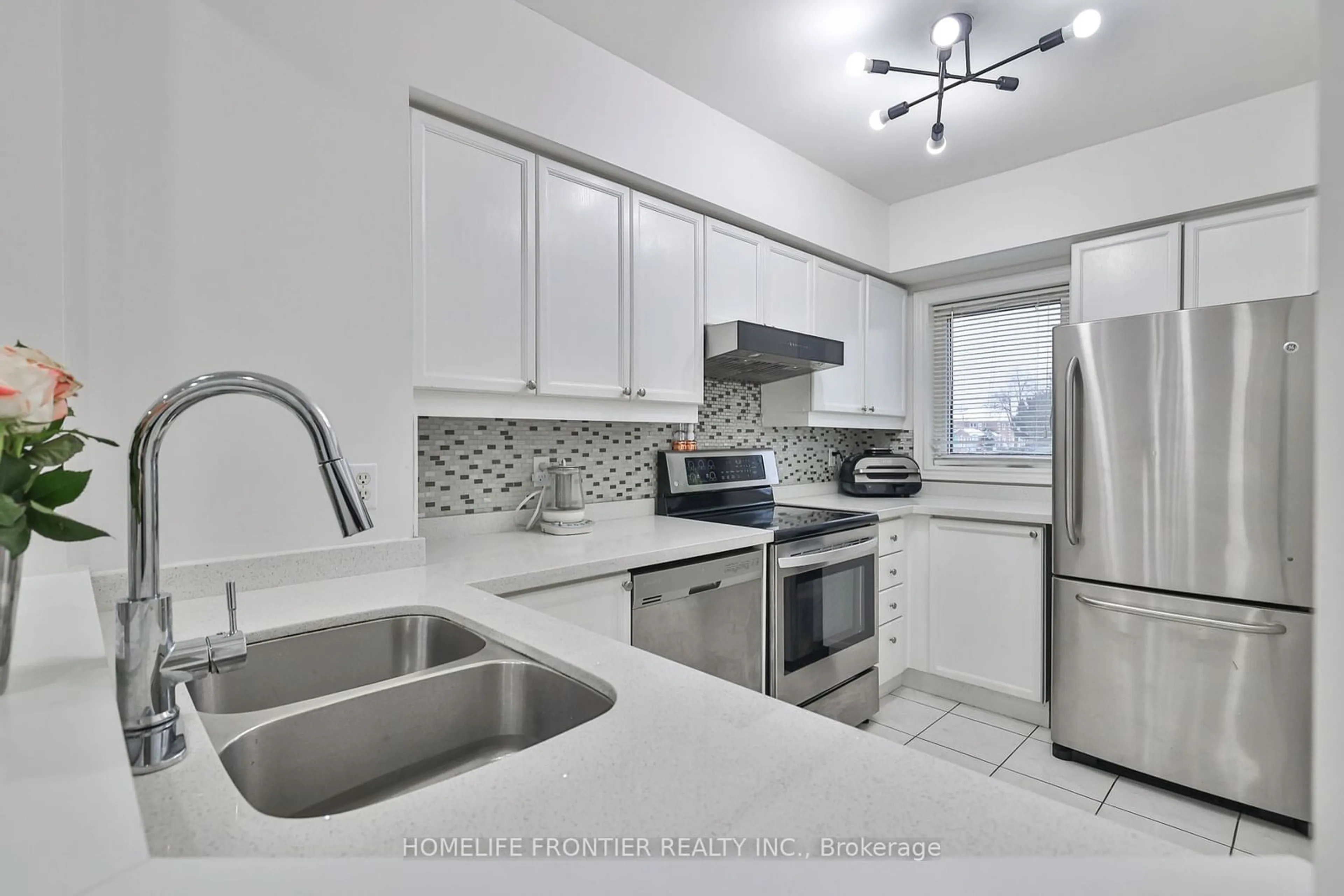 Standard kitchen, ceramic/tile floor for 735 New Westminster Dr #93, Vaughan Ontario L4J 7Y9