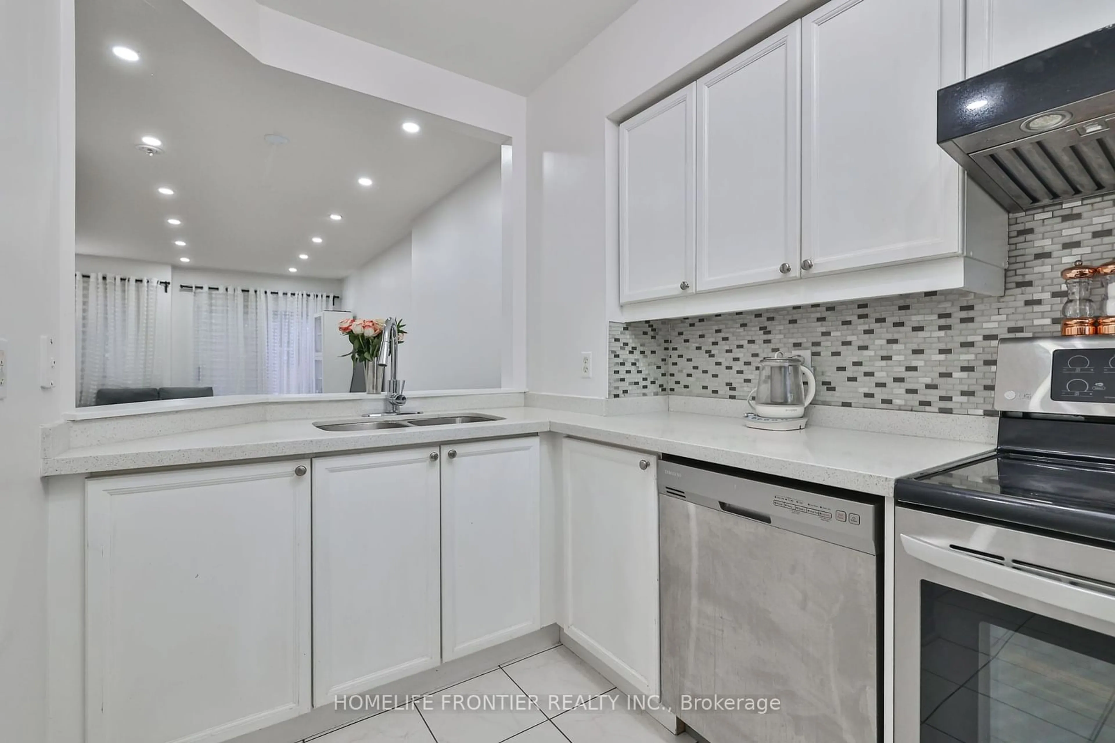 Standard kitchen, ceramic/tile floor for 735 New Westminster Dr #93, Vaughan Ontario L4J 7Y9