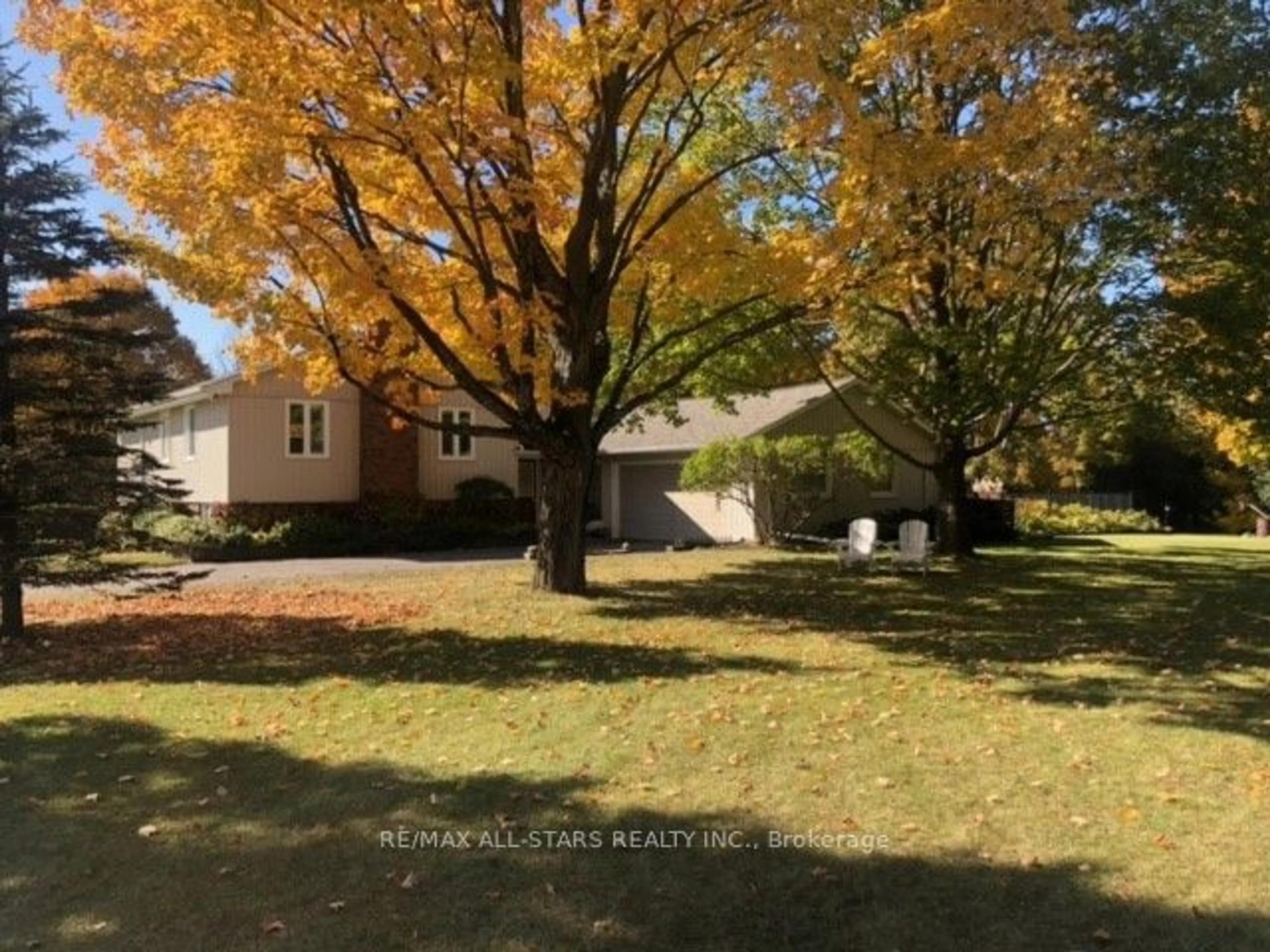 A pic from outside/outdoor area/front of a property/back of a property/a pic from drone, unknown for 4 Deerfoot Dr, Uxbridge Ontario L0C 1H0