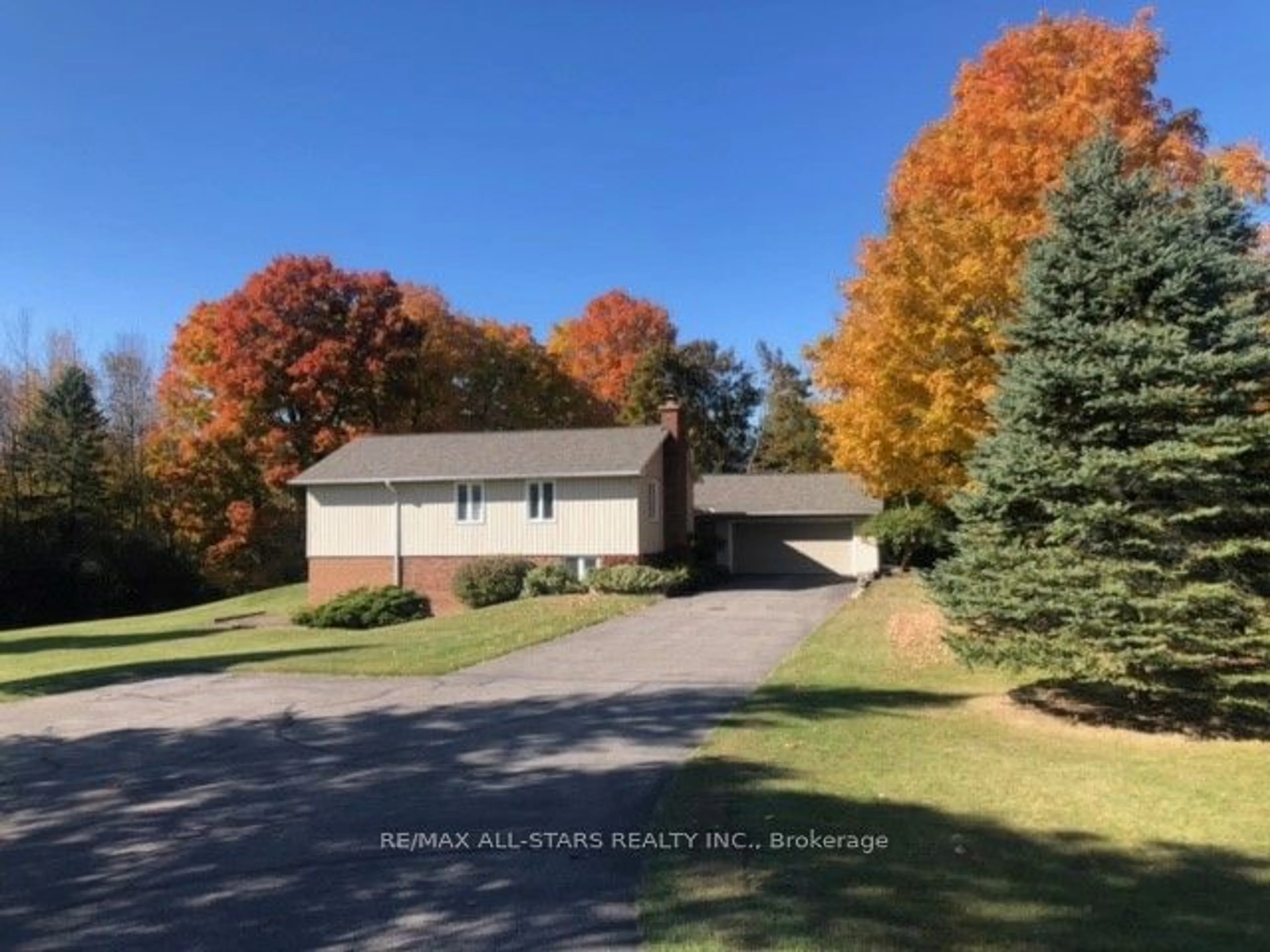 A pic from outside/outdoor area/front of a property/back of a property/a pic from drone, unknown for 4 Deerfoot Dr, Uxbridge Ontario L0C 1H0