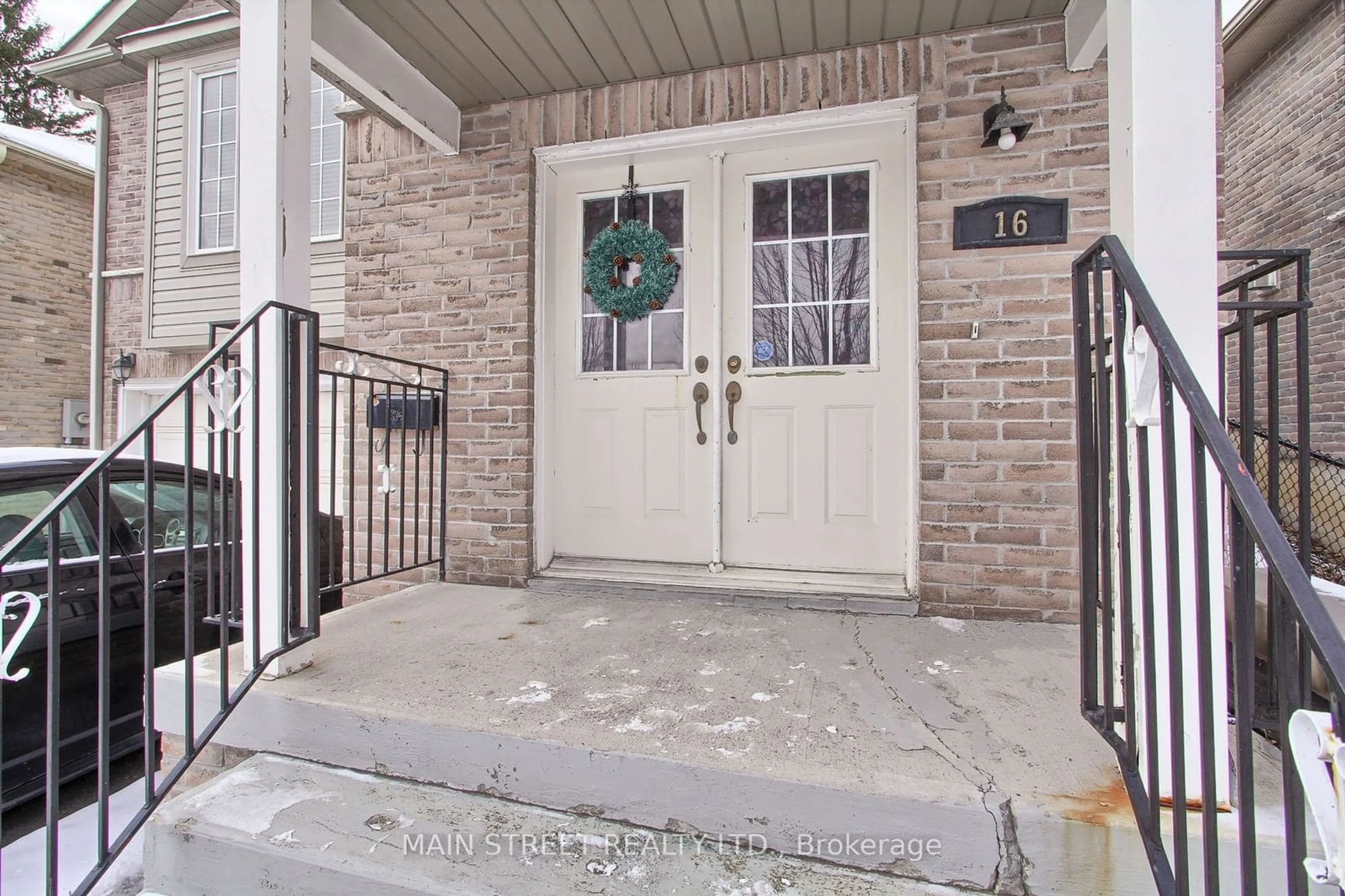 Indoor entryway for 16 Hillview Dr, Newmarket Ontario L3Y 4H9