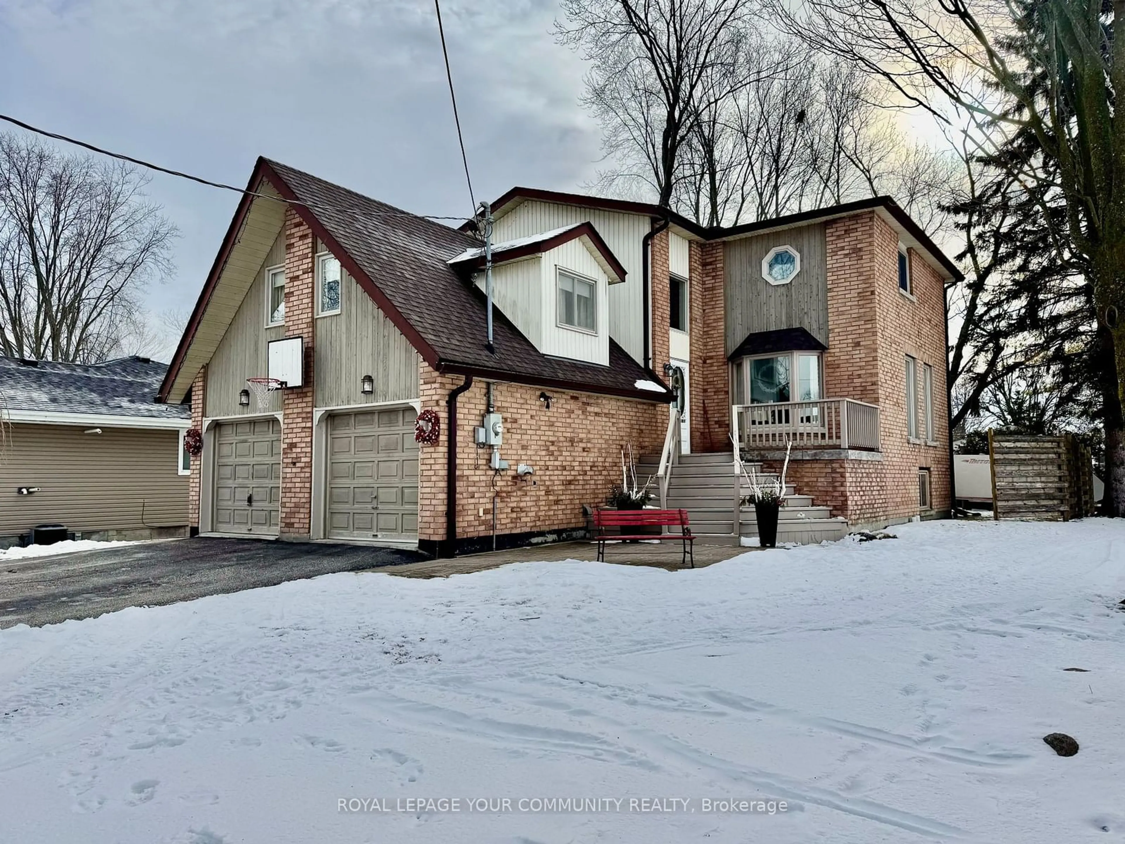 A pic from outside/outdoor area/front of a property/back of a property/a pic from drone, street for 207 Ways Bay Dr, Georgina Ontario L4P 2M6