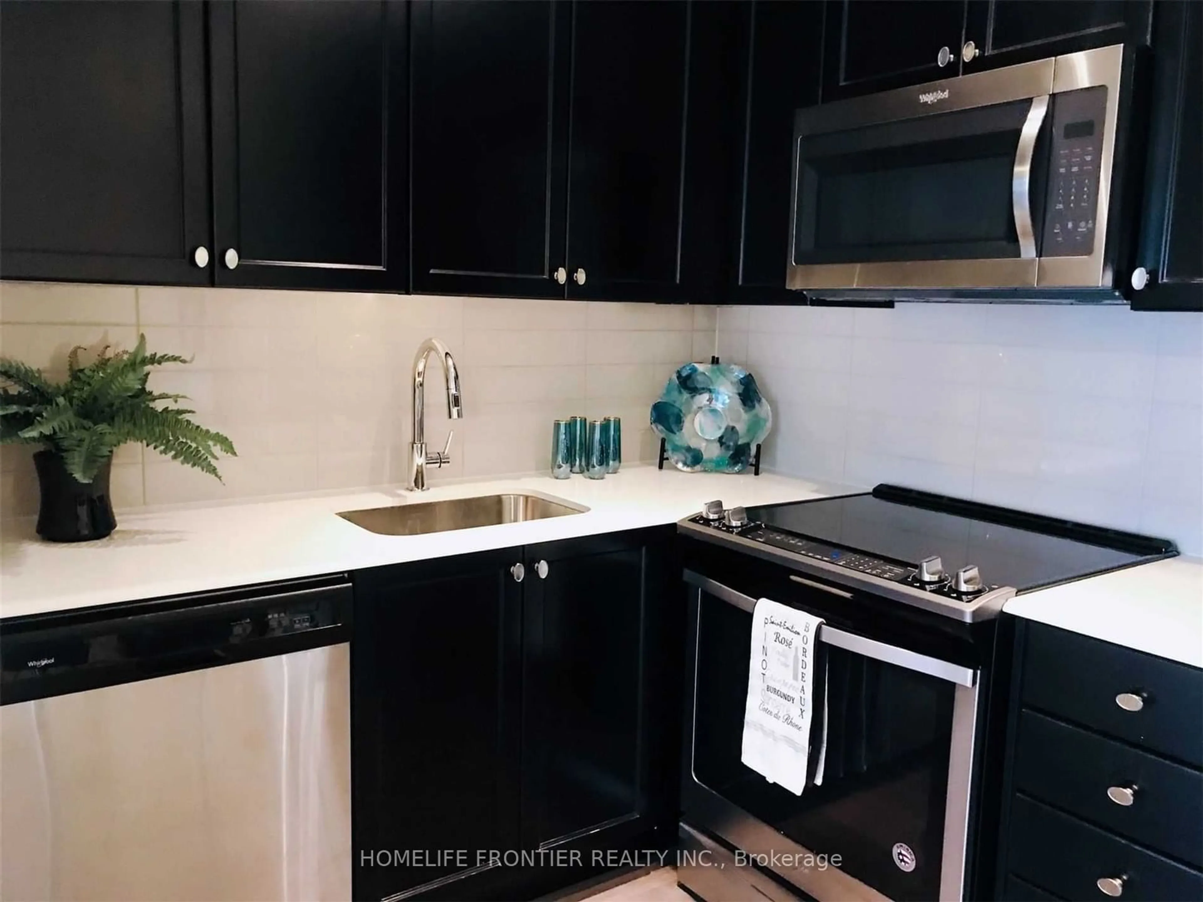 Standard kitchen, ceramic/tile floor for 555 William Graham Dr #304, Aurora Ontario L4G 7C7