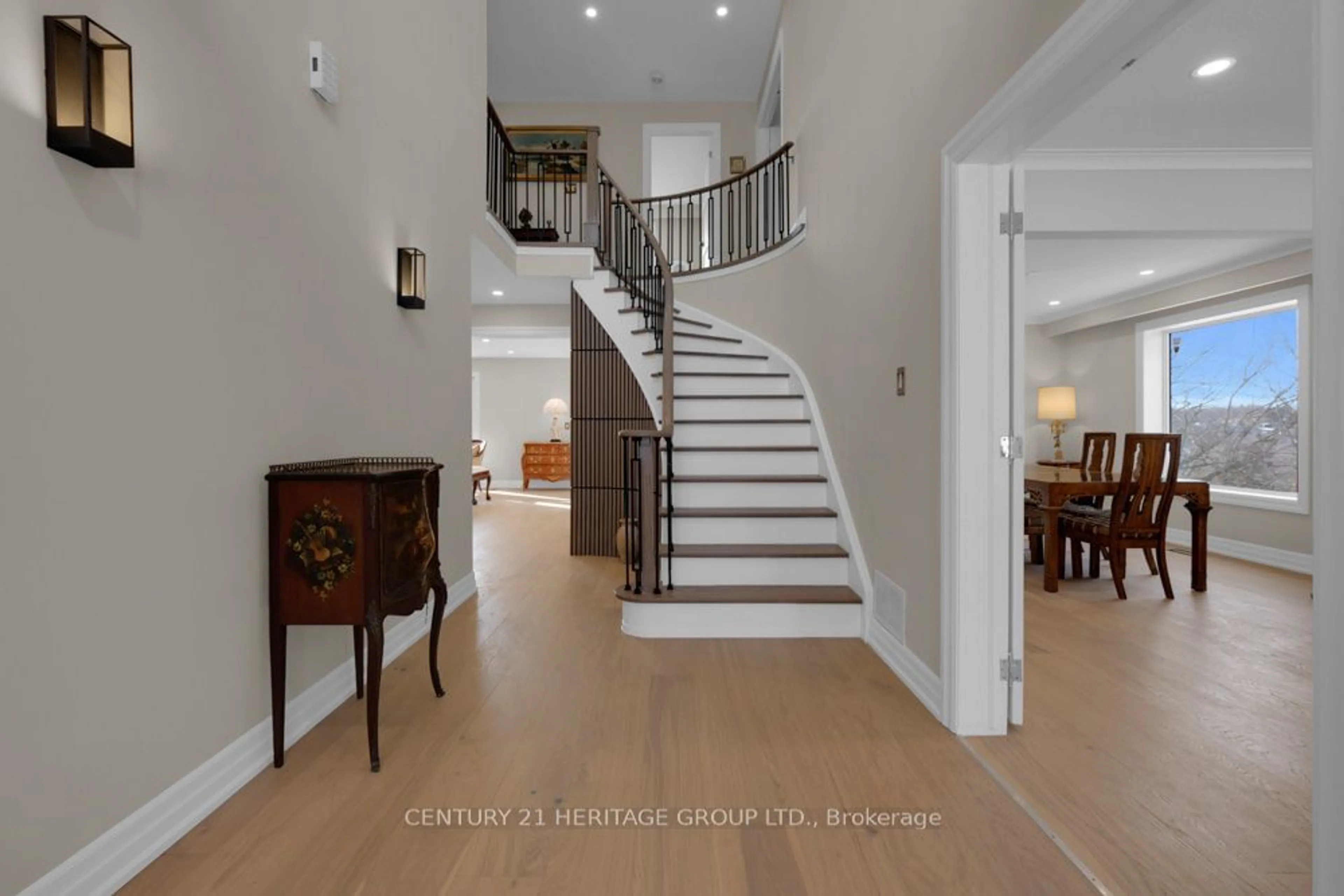 Indoor foyer for 110 Jules Ave, Vaughan Ontario L4L 1Y3