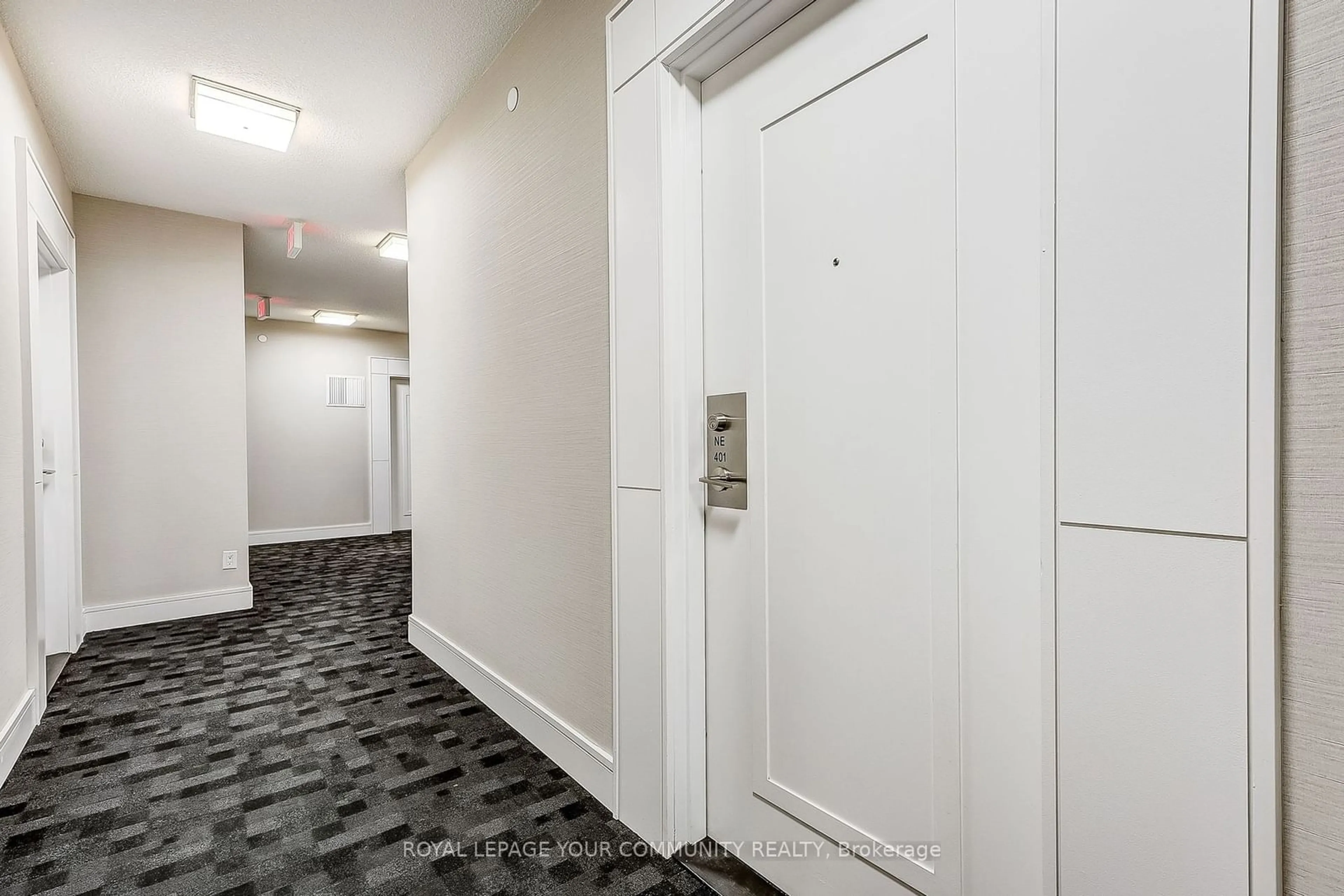 Indoor foyer for 9205 Yonge St #401 NE, Richmond Hill Ontario L4C 6Z2