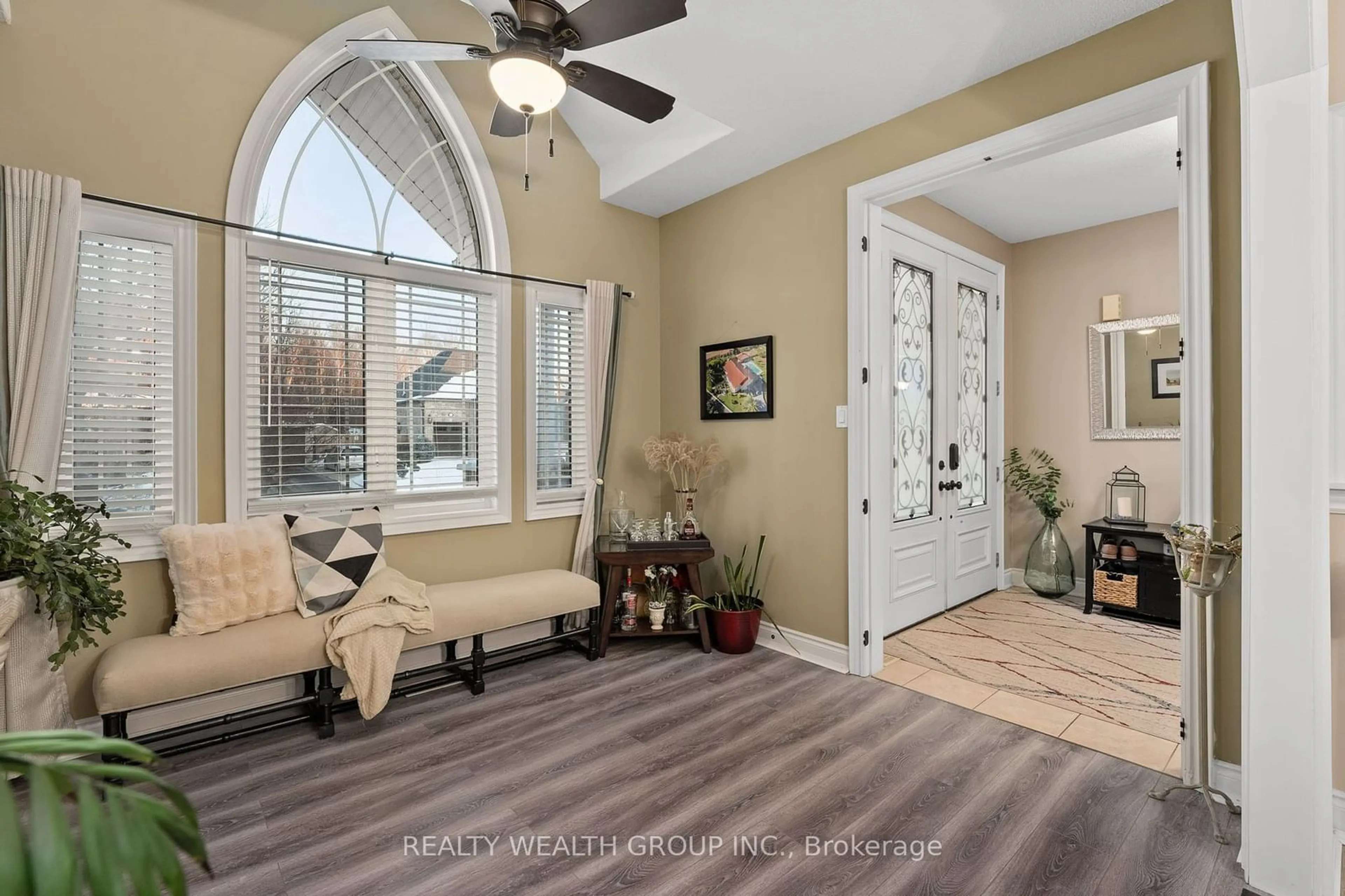 Indoor entryway for 1056 Quarry Dr, Innisfil Ontario L9S 4X1