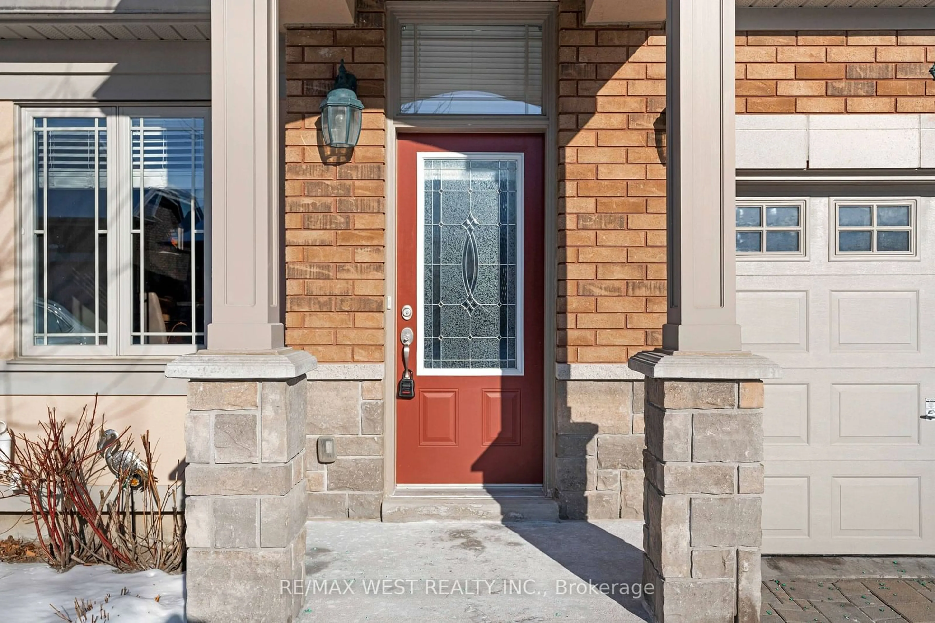 Indoor entryway for 21 Upper Highland, New Tecumseth Ontario L9R 0K5