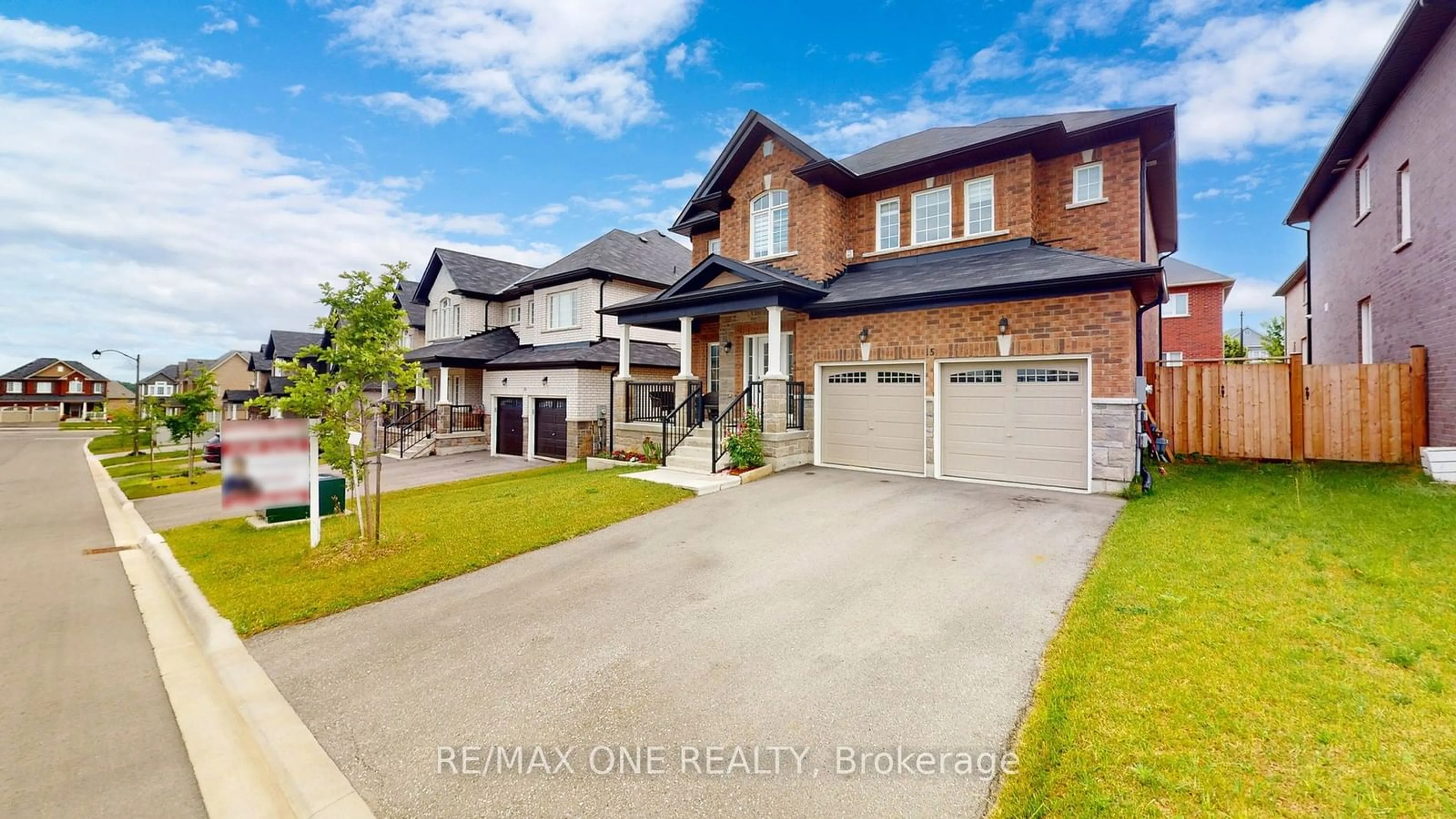 A pic from outside/outdoor area/front of a property/back of a property/a pic from drone, street for 15 Haskins Cres, Georgina Ontario L4P 0H4