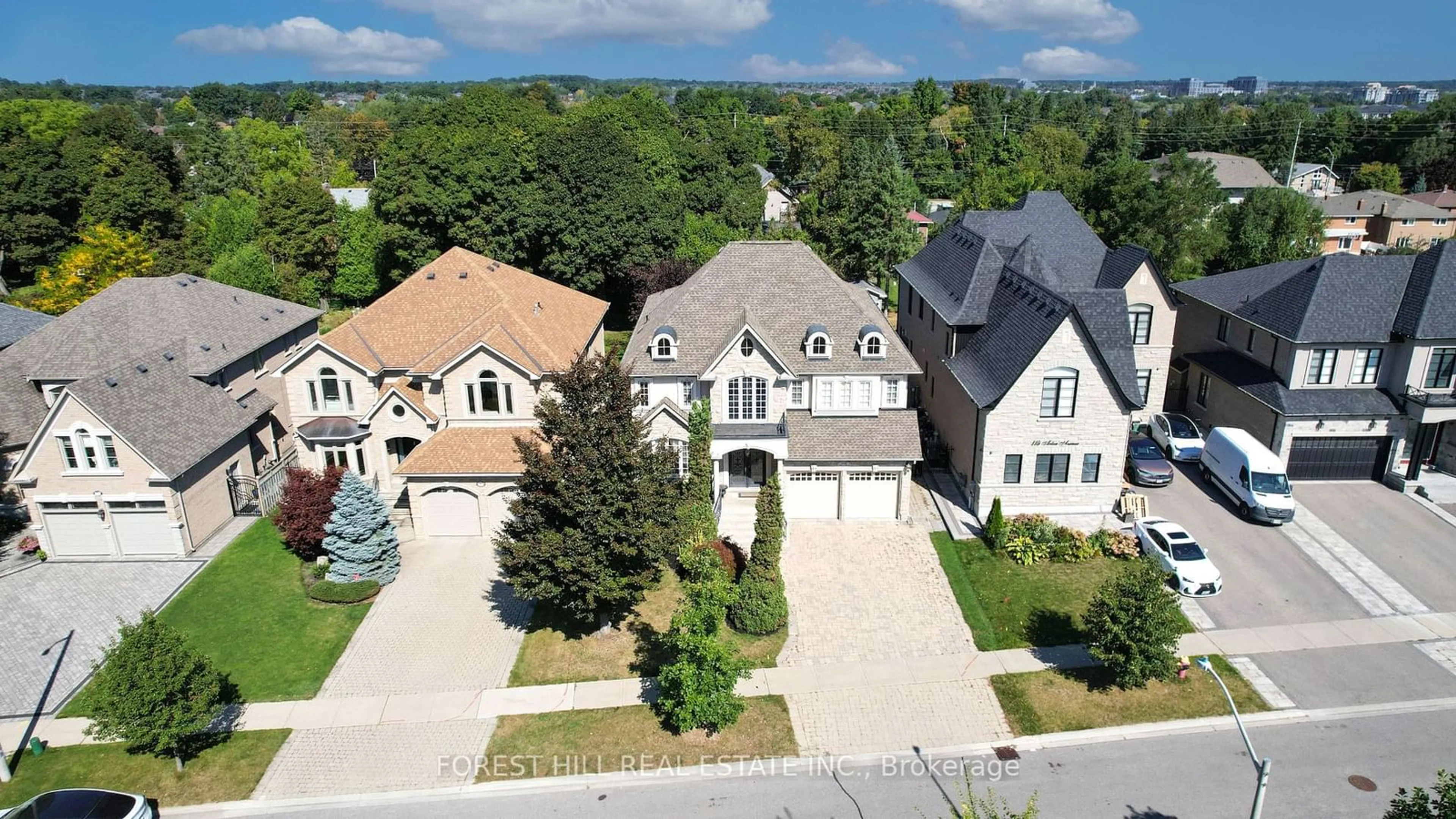 A pic from outside/outdoor area/front of a property/back of a property/a pic from drone, street for 116 Arten Ave, Richmond Hill Ontario L4C 9Y3