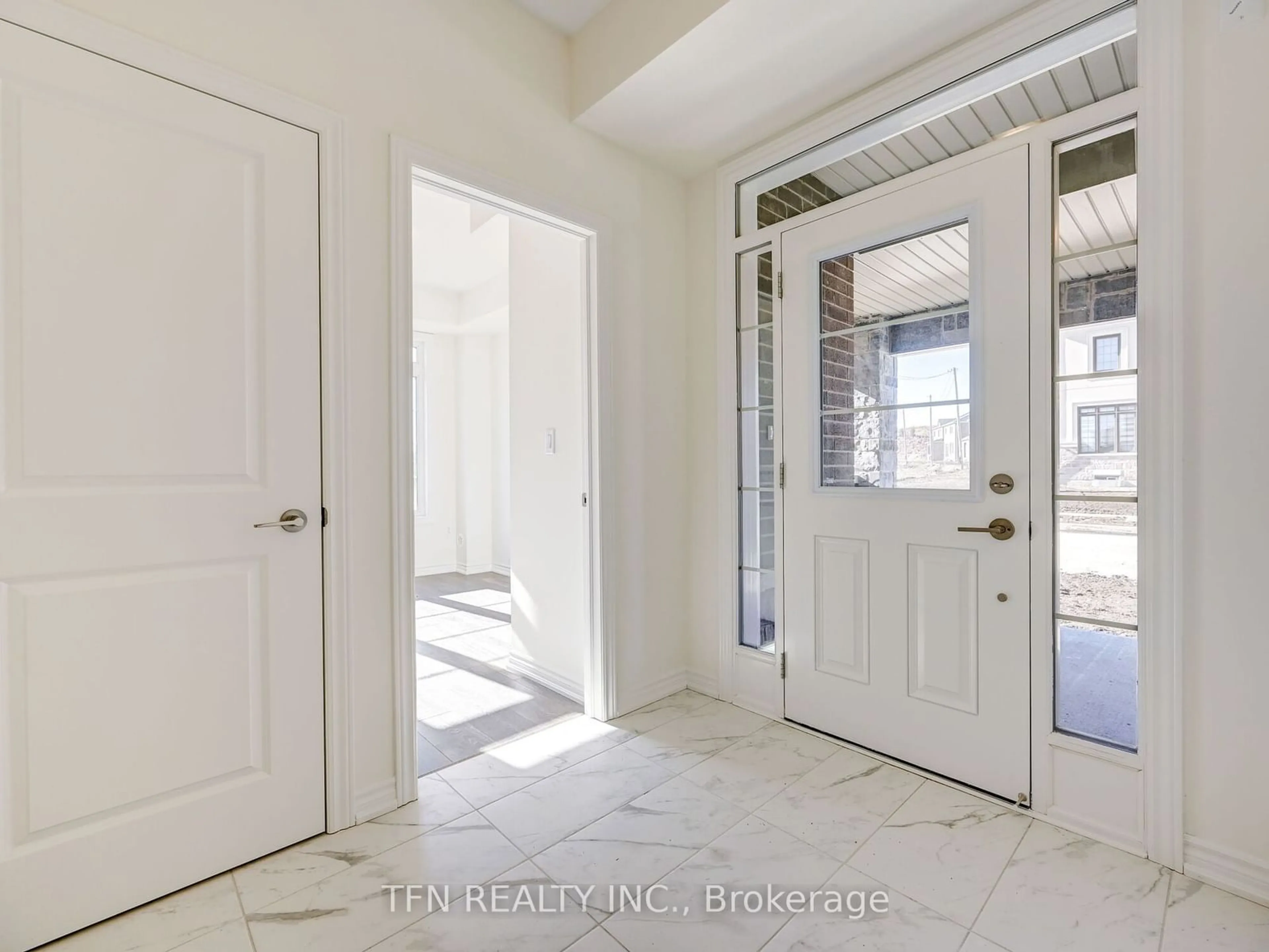 Indoor entryway for 100 Paisley Dr, Bradford West Gwillimbury Ontario L3Z 4P2