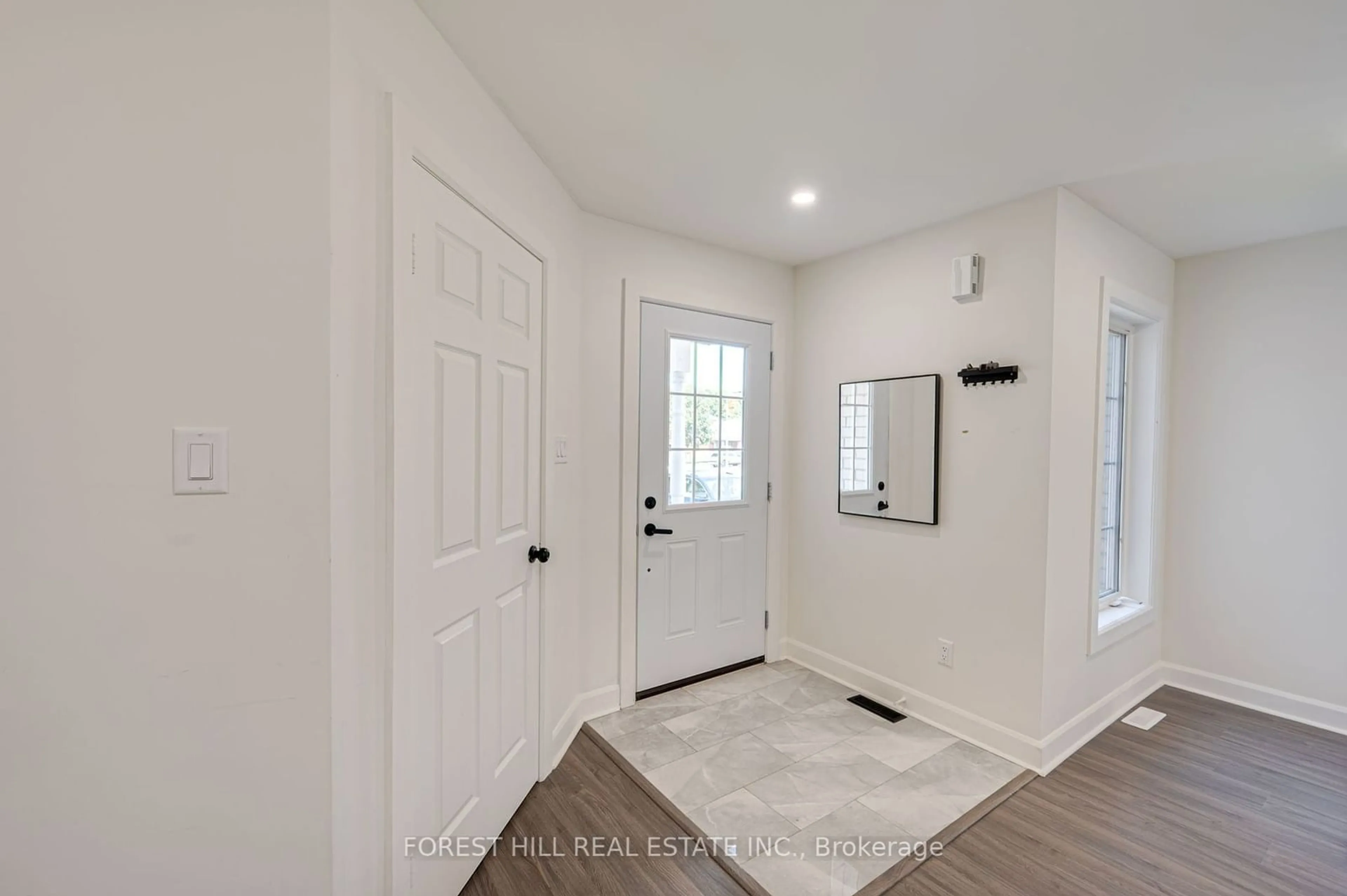 Indoor entryway for 1085 Kensington St, Innisfil Ontario L9S 1T7