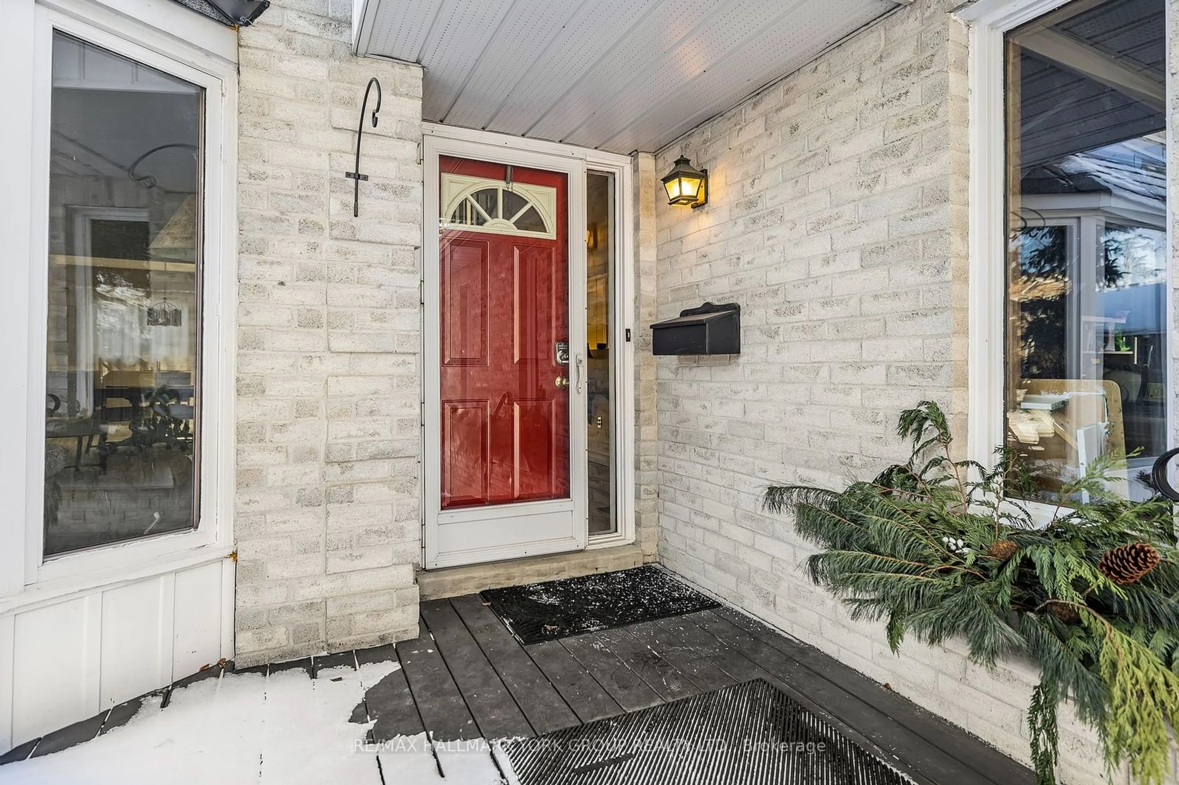 Indoor entryway for 80 Autumn Way, Aurora Ontario L4G 4P4