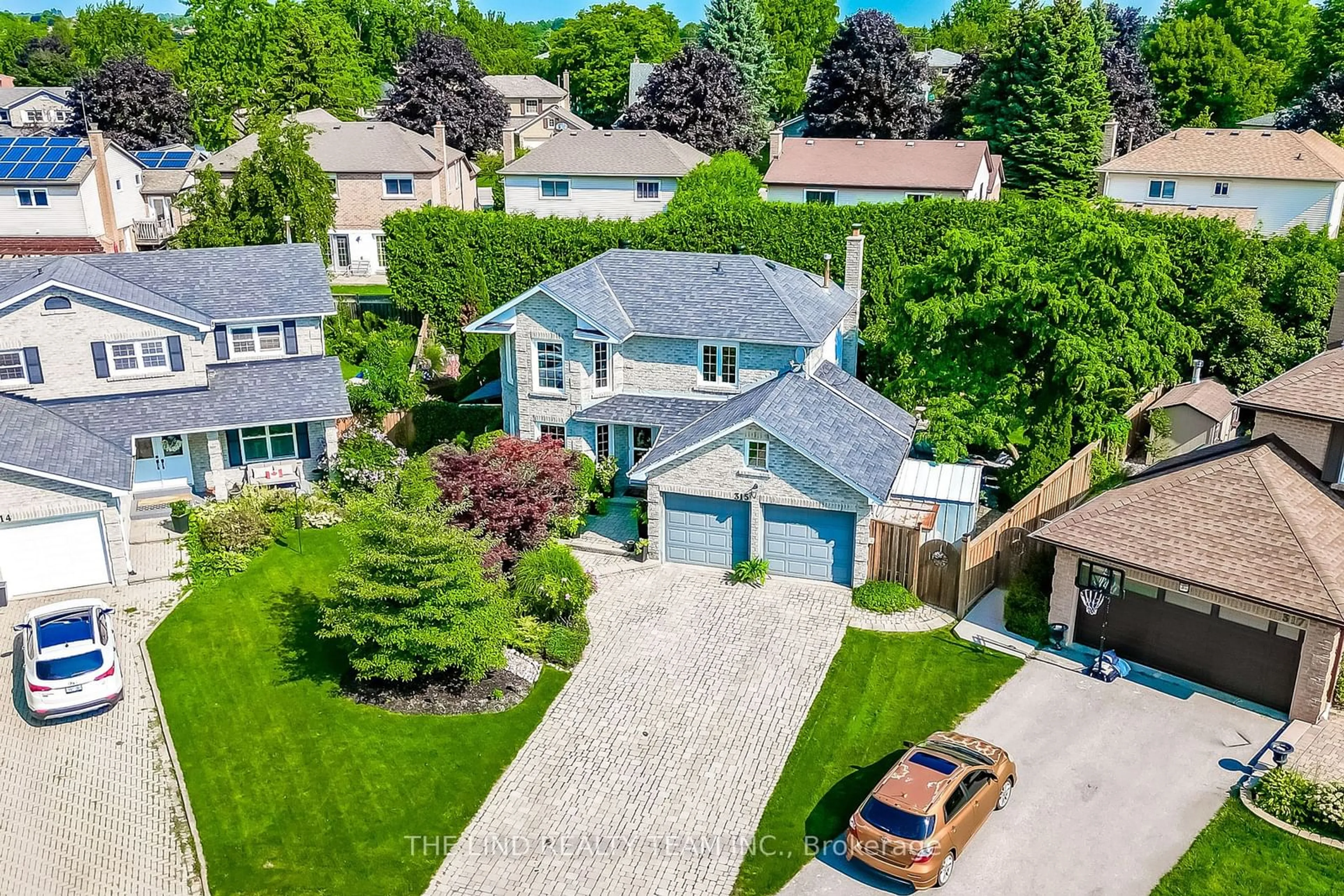 A pic from outside/outdoor area/front of a property/back of a property/a pic from drone, street for 315 Exeter Crt, Newmarket Ontario L3Y 6N8