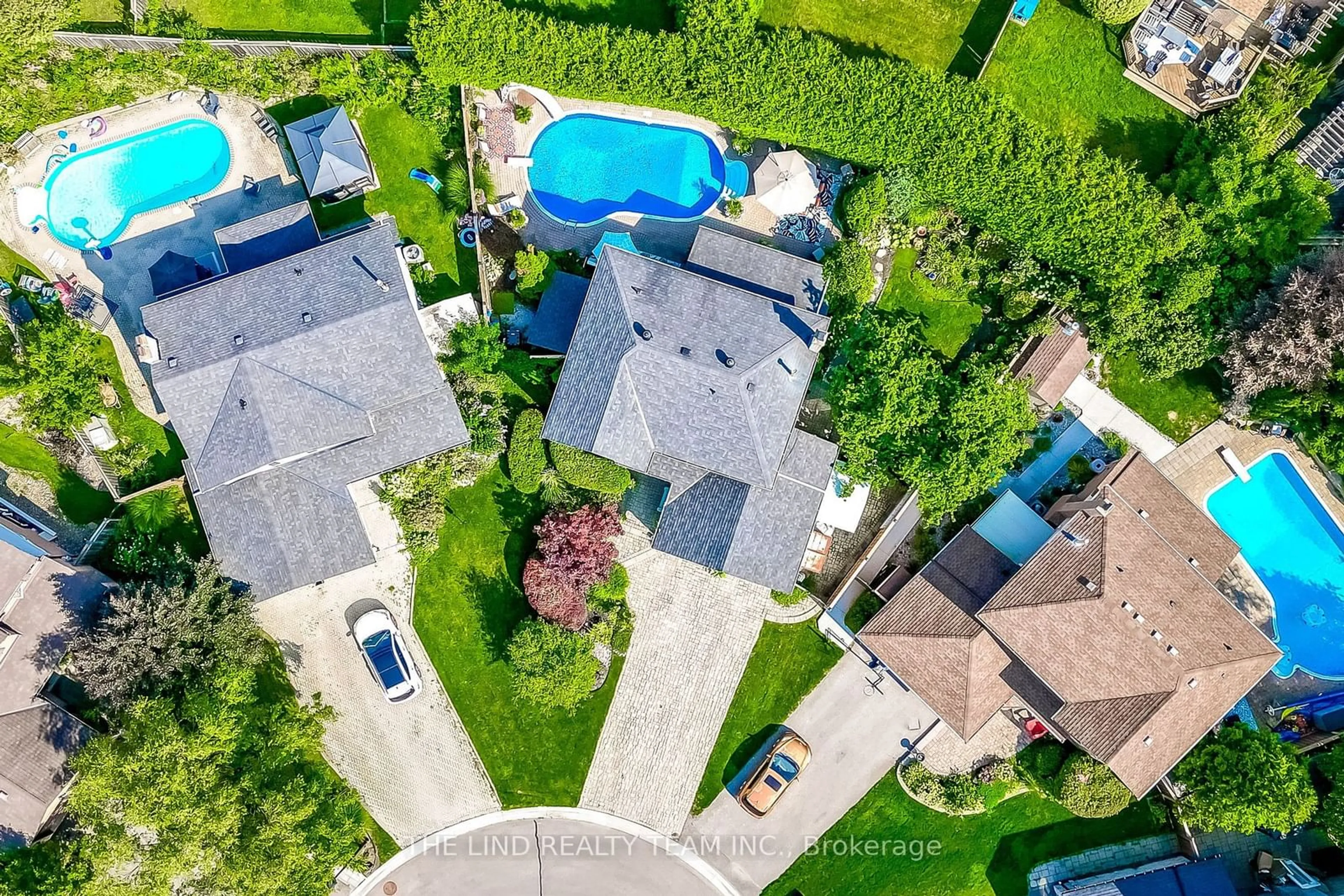 A pic from outside/outdoor area/front of a property/back of a property/a pic from drone, street for 315 Exeter Crt, Newmarket Ontario L3Y 6N8