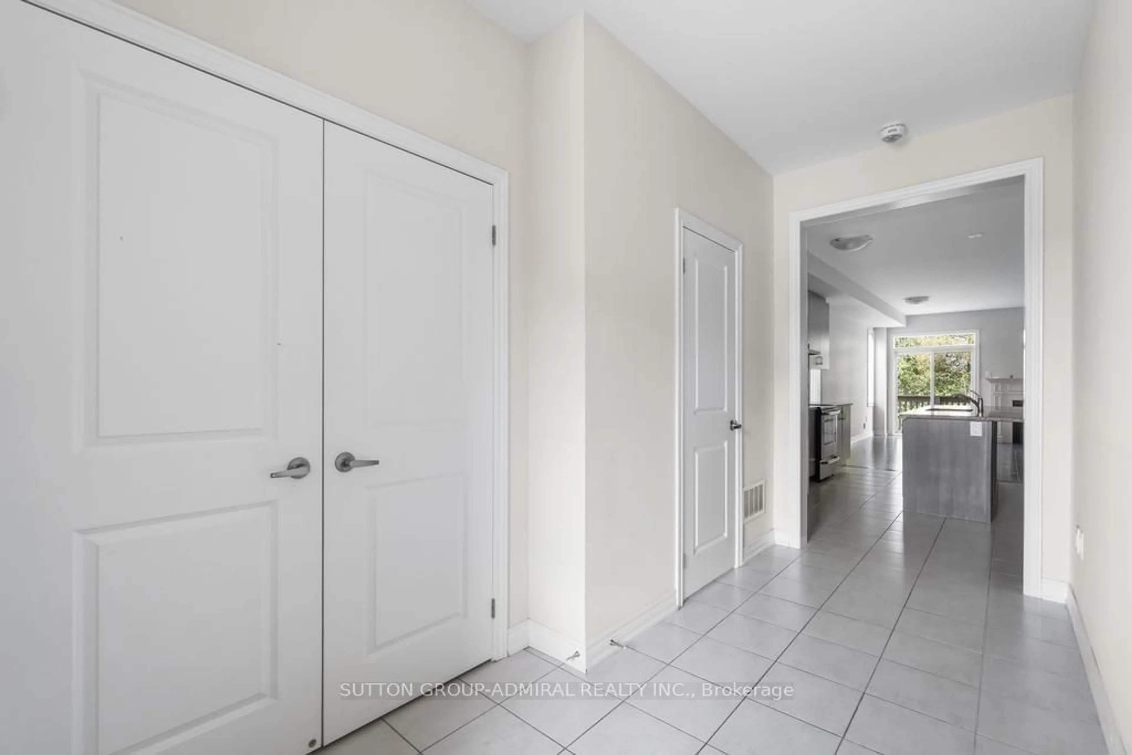 Indoor entryway for 2126 Dale Rd, Innisfil Ontario L9S 0J8