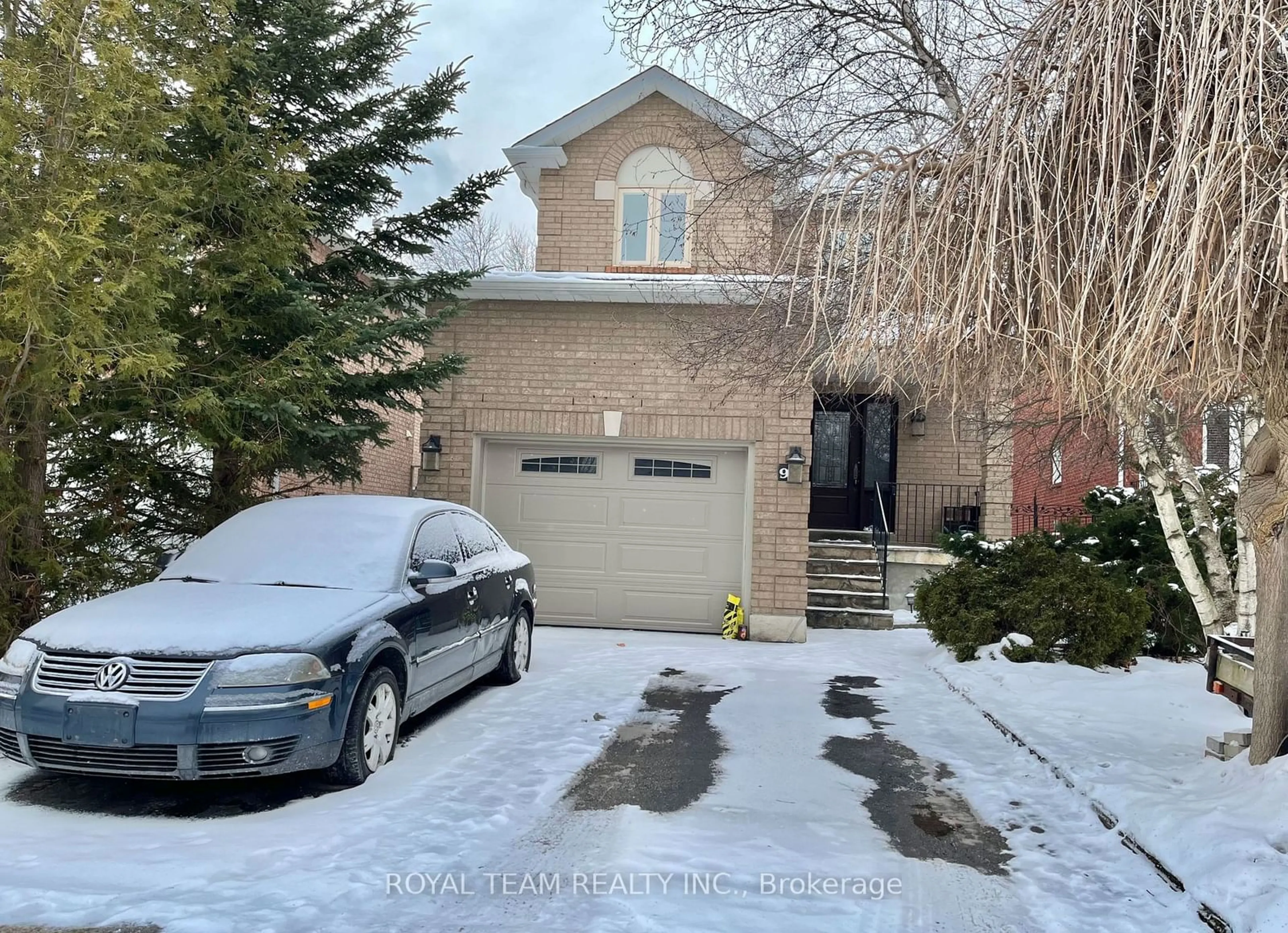 A pic from outside/outdoor area/front of a property/back of a property/a pic from drone, street for 9 Springer Dr, Richmond Hill Ontario L4C 0E9