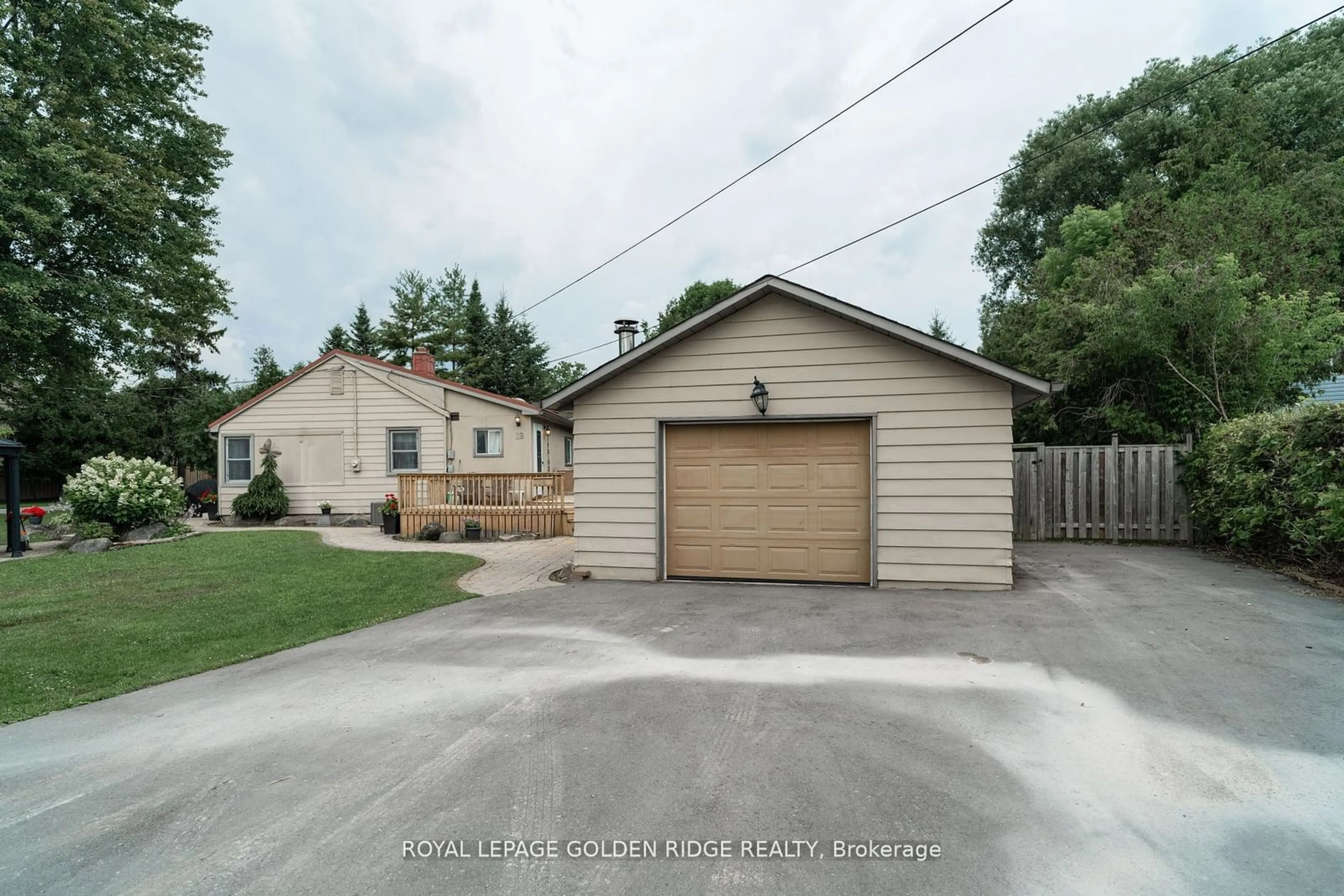 A pic from outside/outdoor area/front of a property/back of a property/a pic from drone, street for 19 Lake Dr, Georgina Ontario L4P 1A2