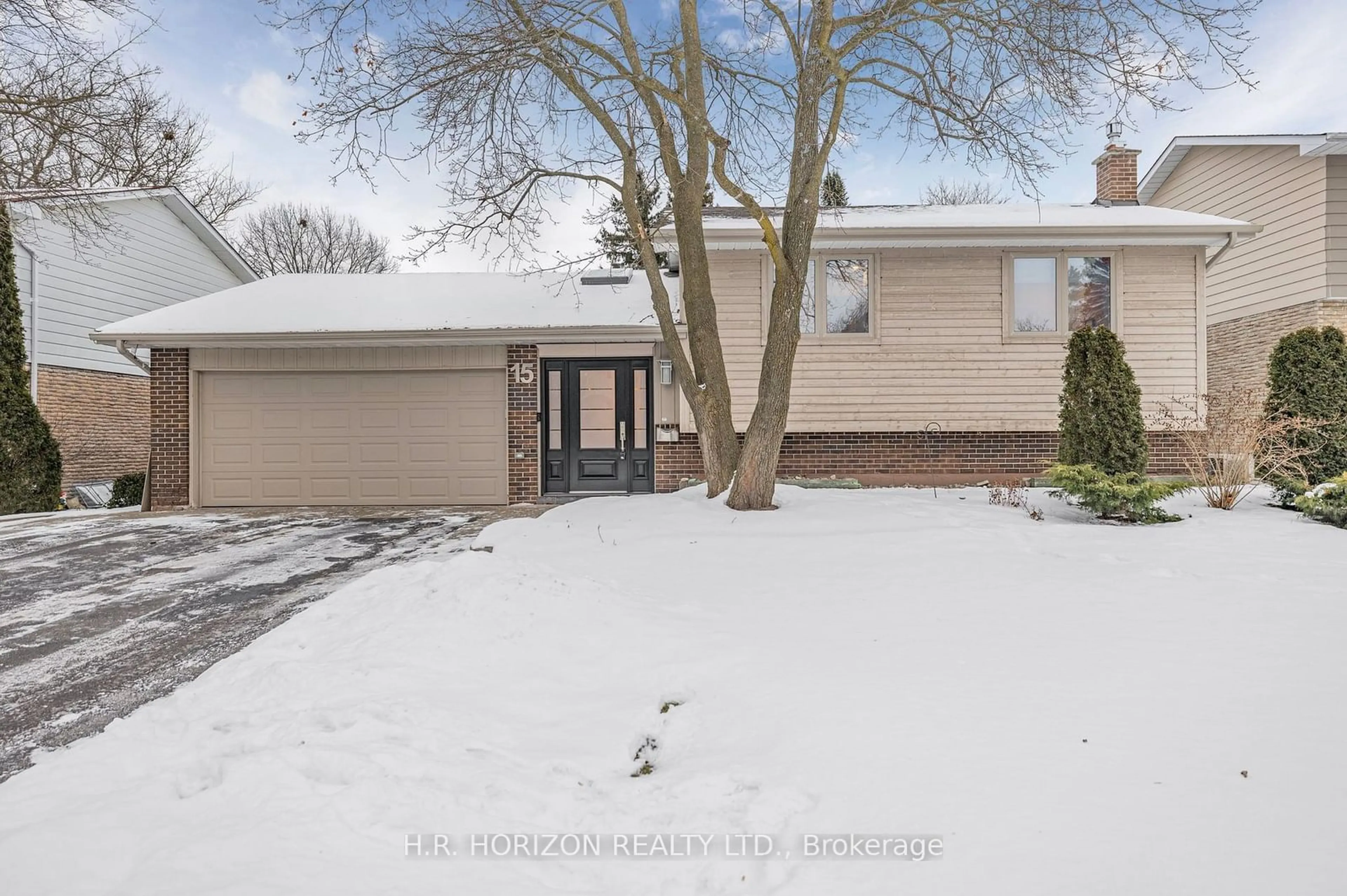 A pic from outside/outdoor area/front of a property/back of a property/a pic from drone, street for 15 Glenview Dr, Aurora Ontario L4G 2G7