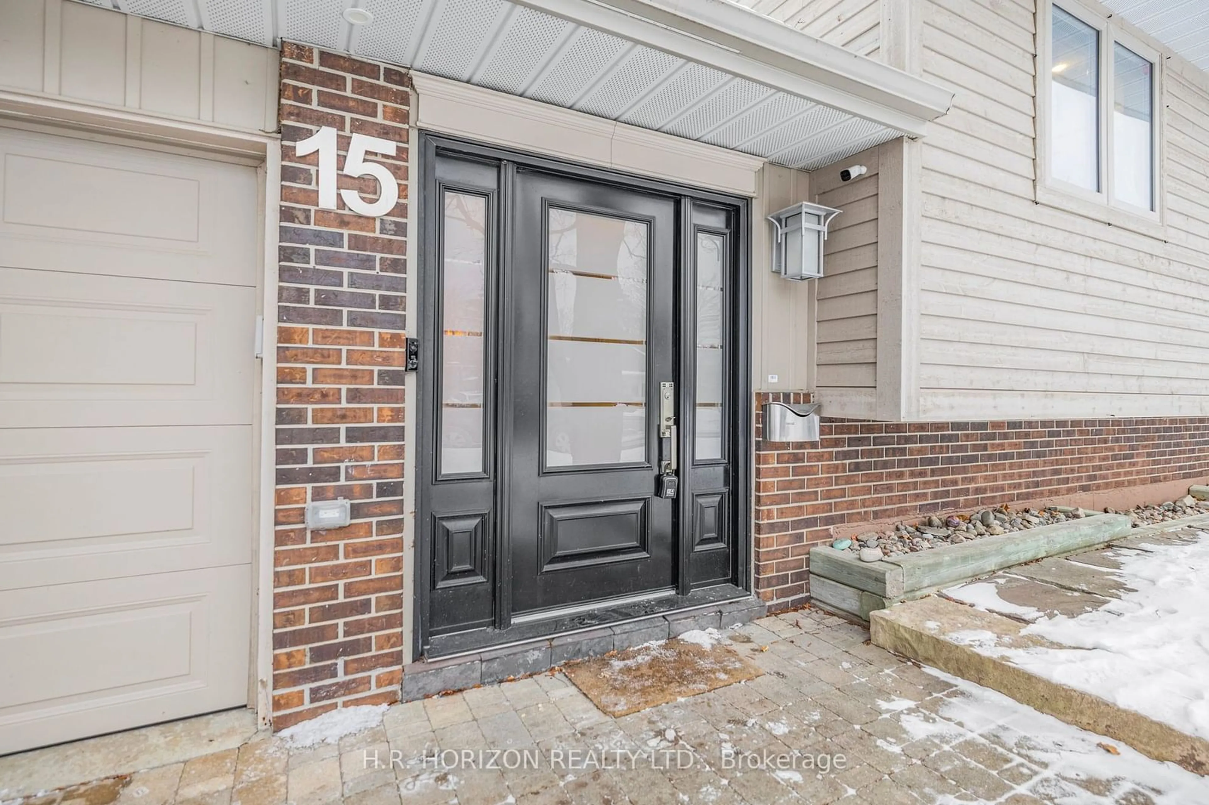 Indoor entryway for 15 Glenview Dr, Aurora Ontario L4G 2G7