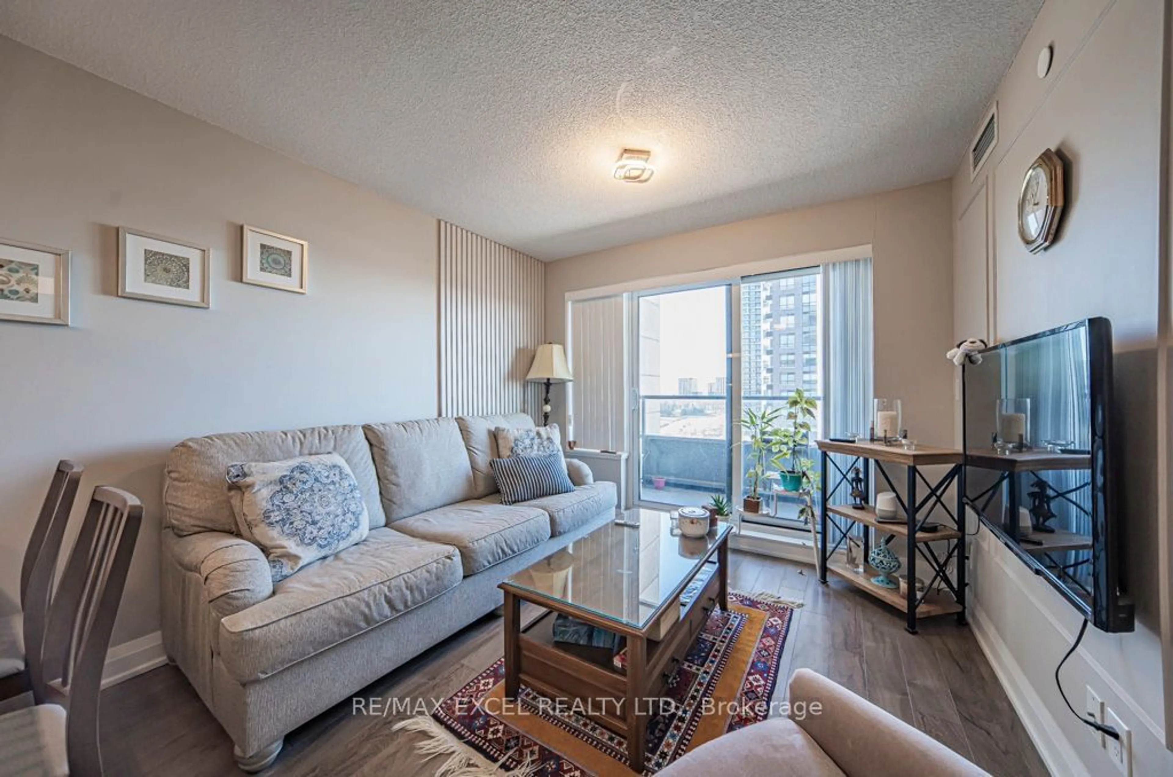 Living room with furniture, unknown for 18 Uptown Dr #1609, Markham Ontario L3R 5M5