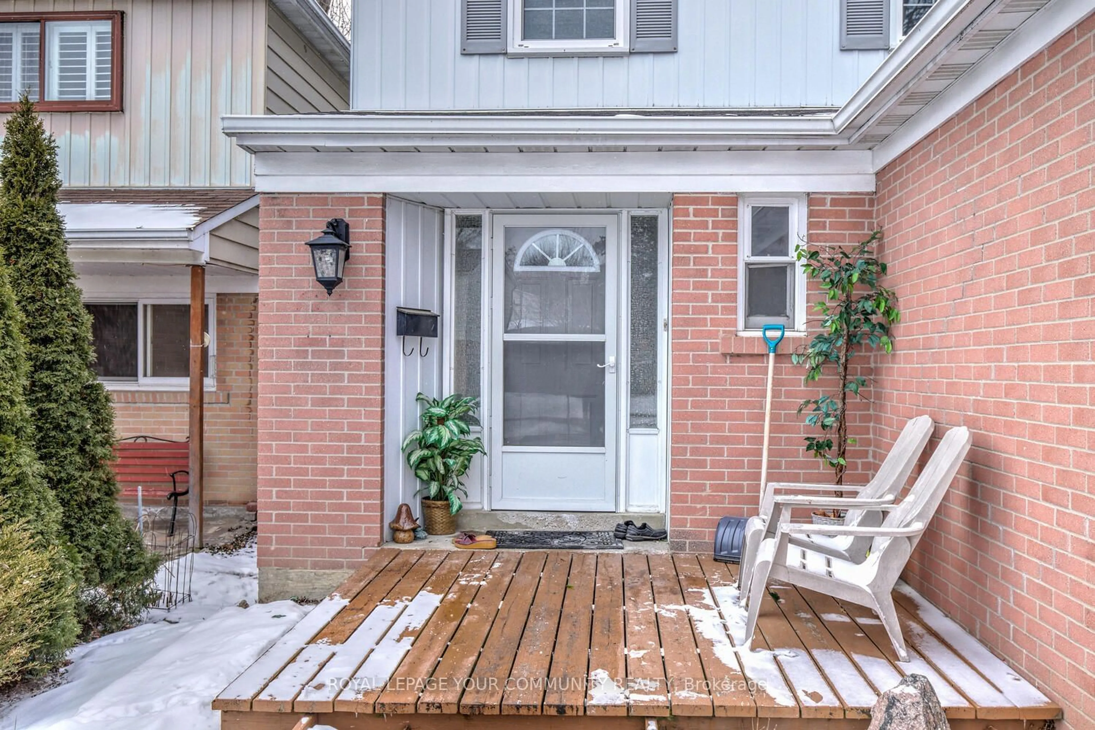 Patio, street for 124 Patterson St, Newmarket Ontario L3Y 4Y8