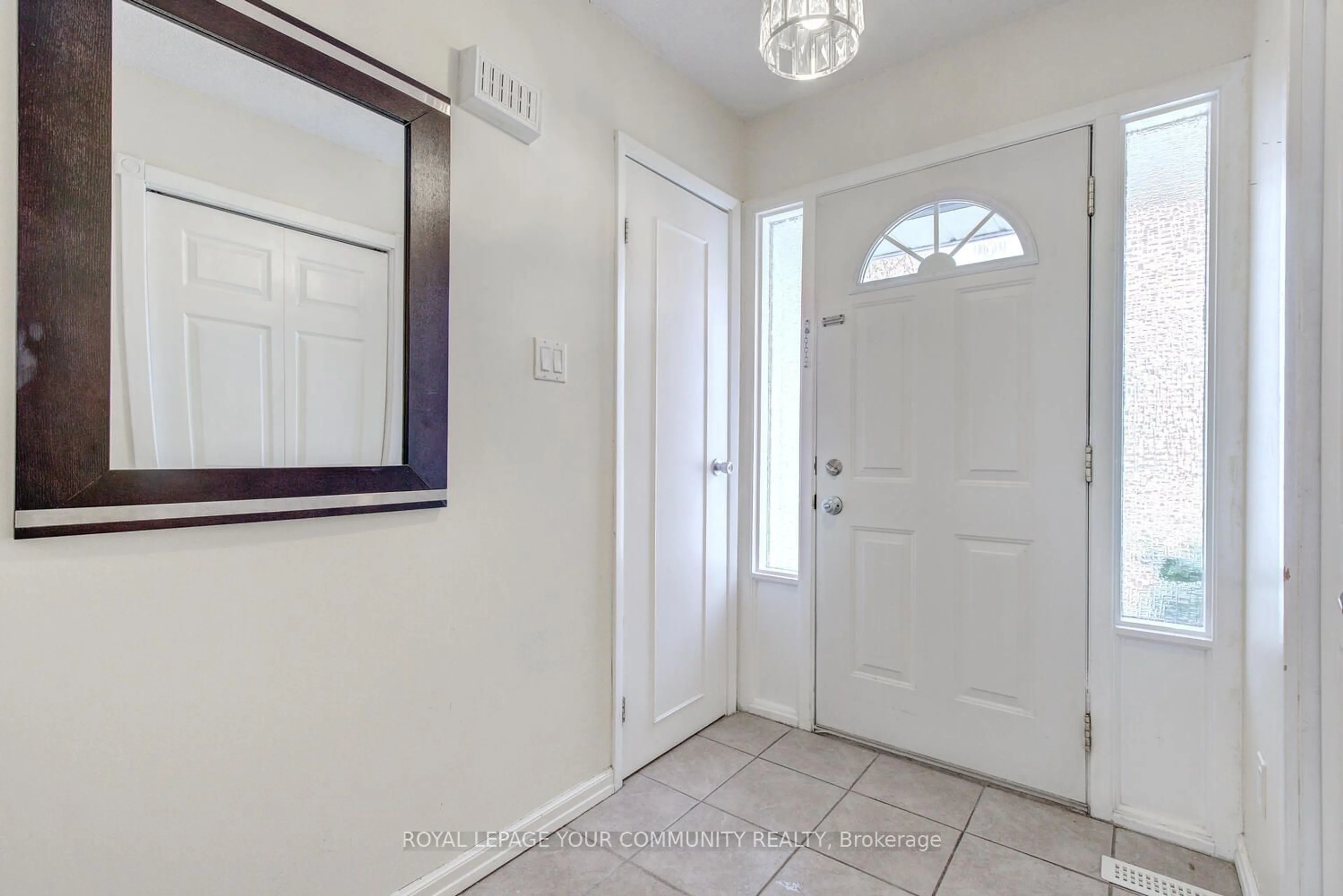 Indoor entryway for 124 Patterson St, Newmarket Ontario L3Y 4Y8