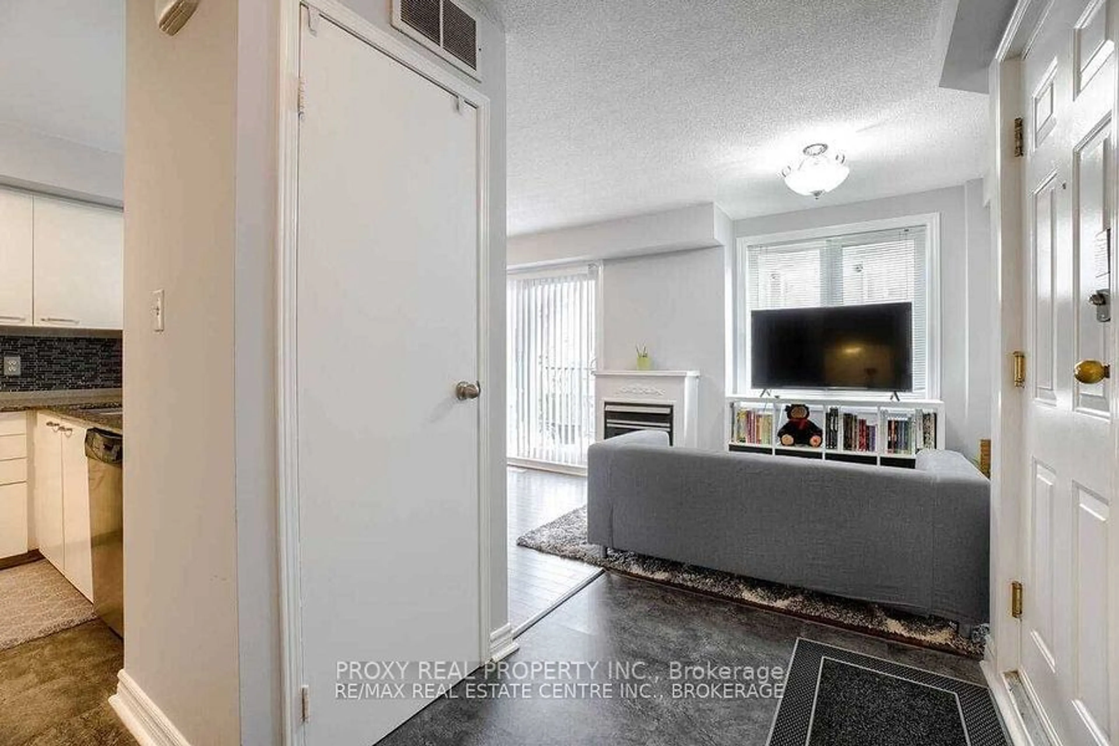 Indoor entryway for 75 Weldrick Rd #829, Richmond Hill Ontario L4C 0H9