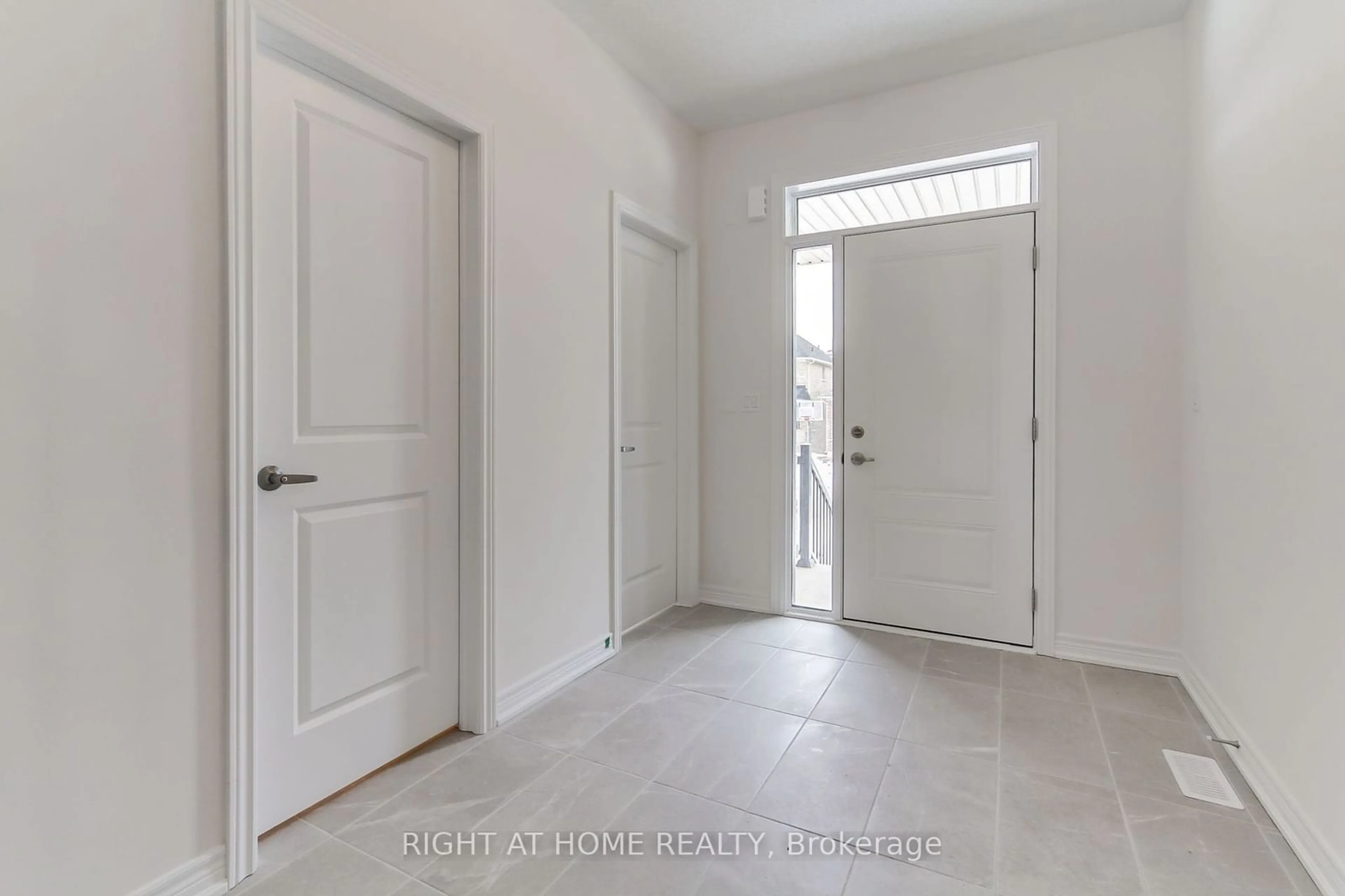 Indoor entryway for 1380 Davis Loop, Innisfil Ontario L0L 1W0