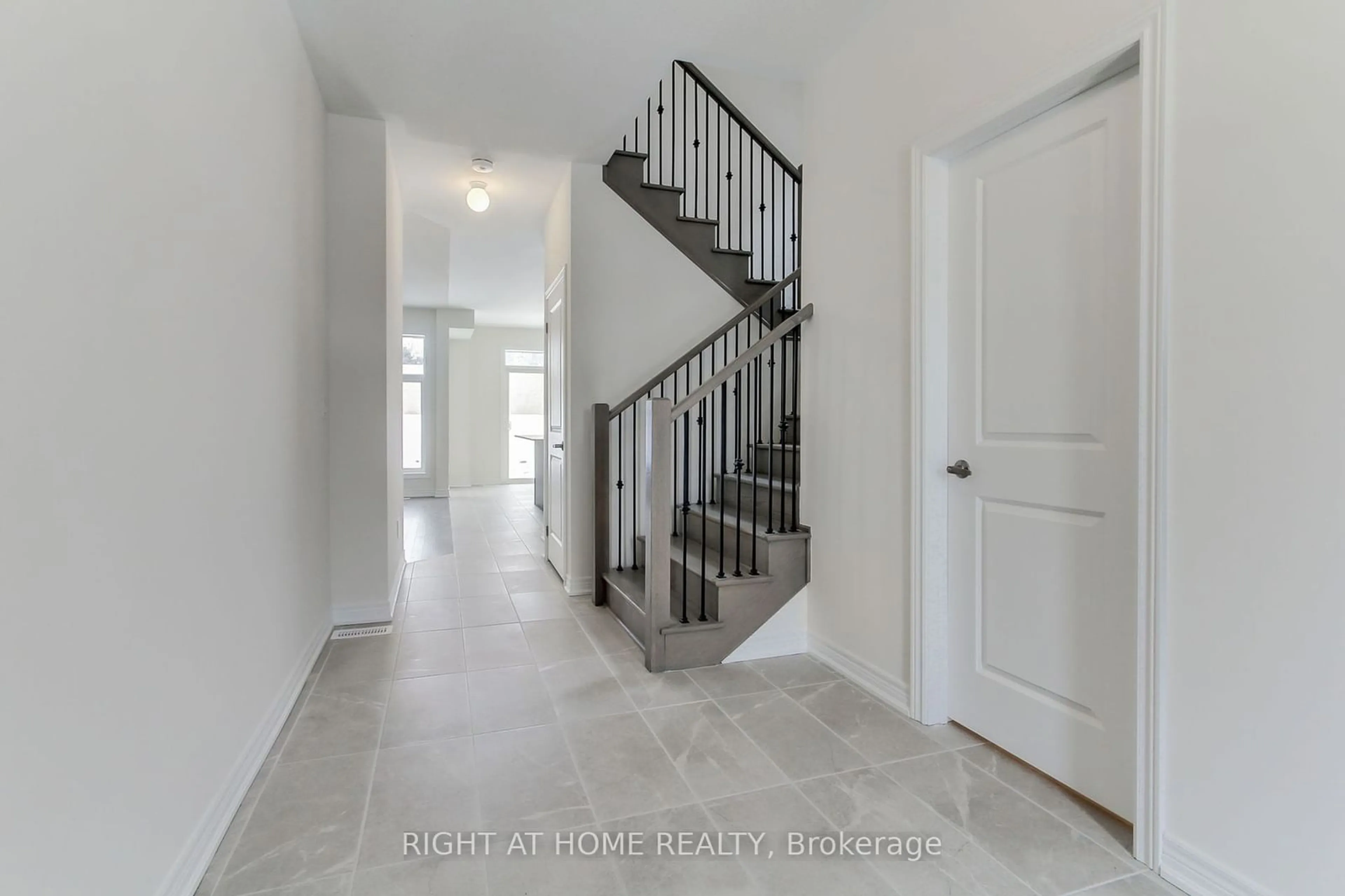 Indoor entryway for 1380 Davis Loop, Innisfil Ontario L0L 1W0