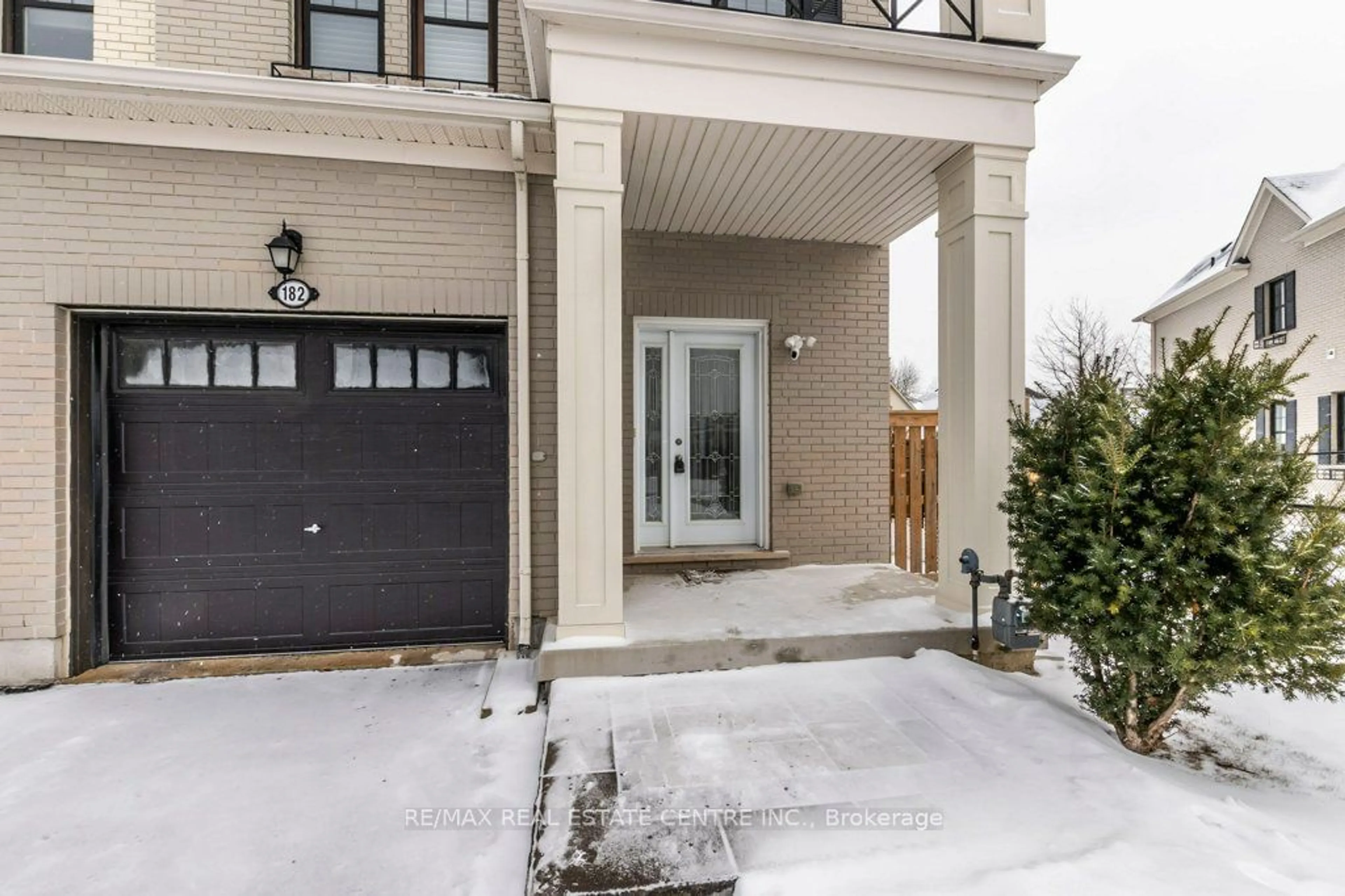 Indoor entryway for 182 Boadway Cres, Whitchurch-Stouffville Ontario L4A 1Y5