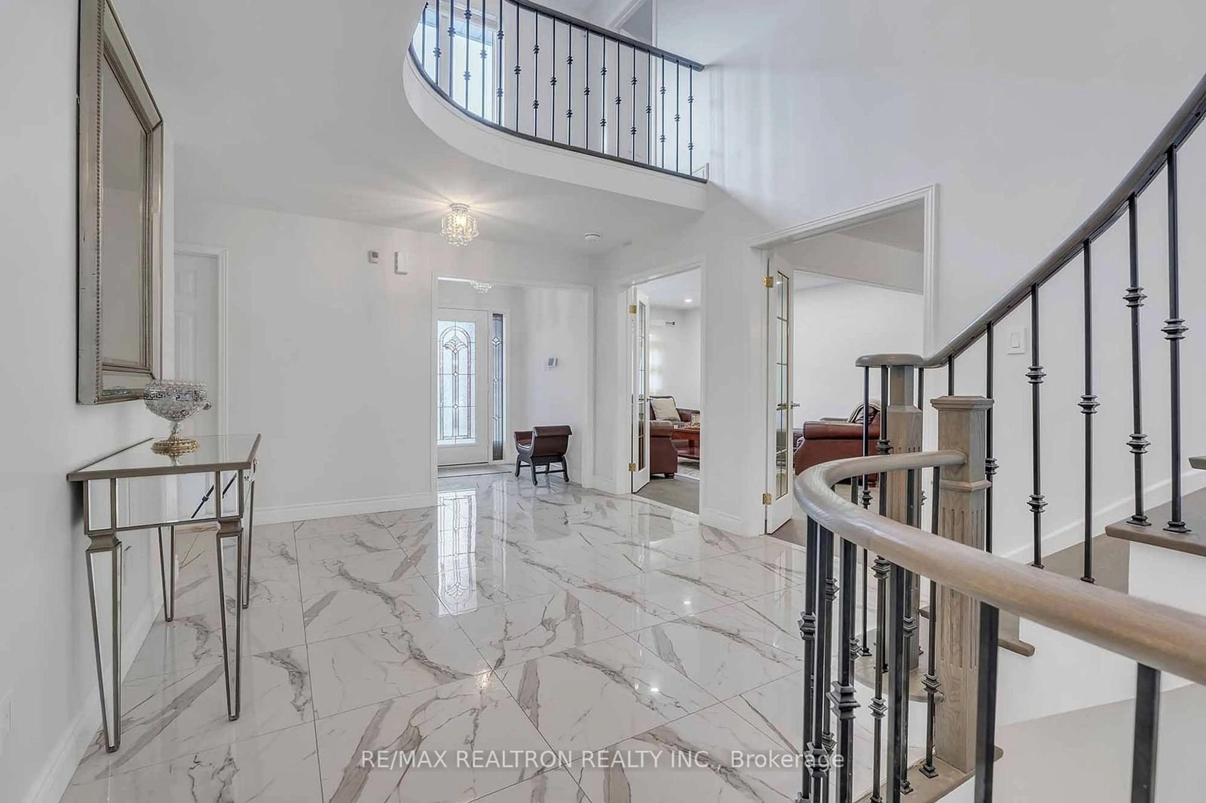 Indoor foyer for 123 Mapes Ave, Vaughan Ontario L4L 8R9