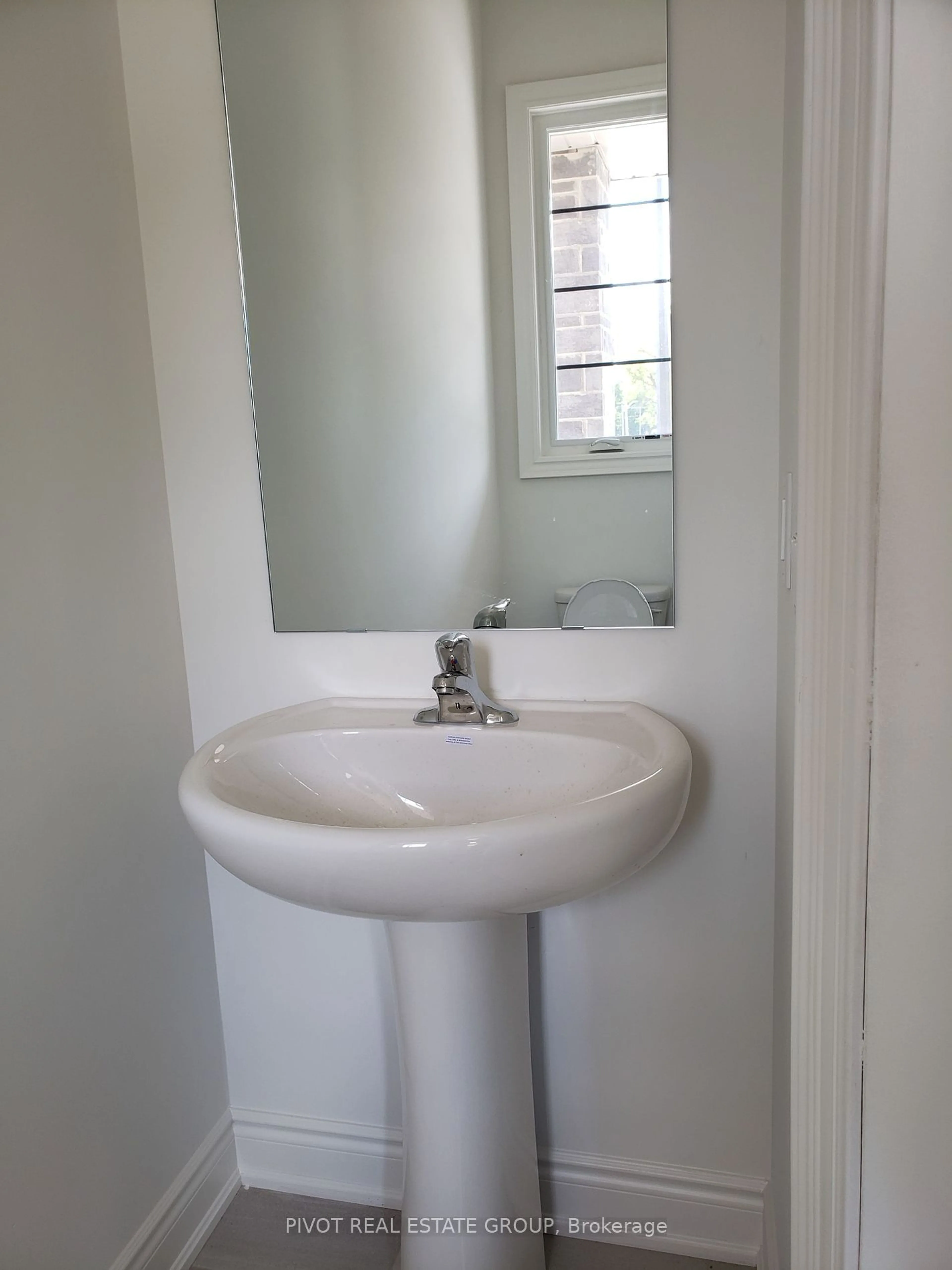 Standard bathroom, unknown for 18 Hearn St, Bradford West Gwillimbury Ontario L3Z 4N9