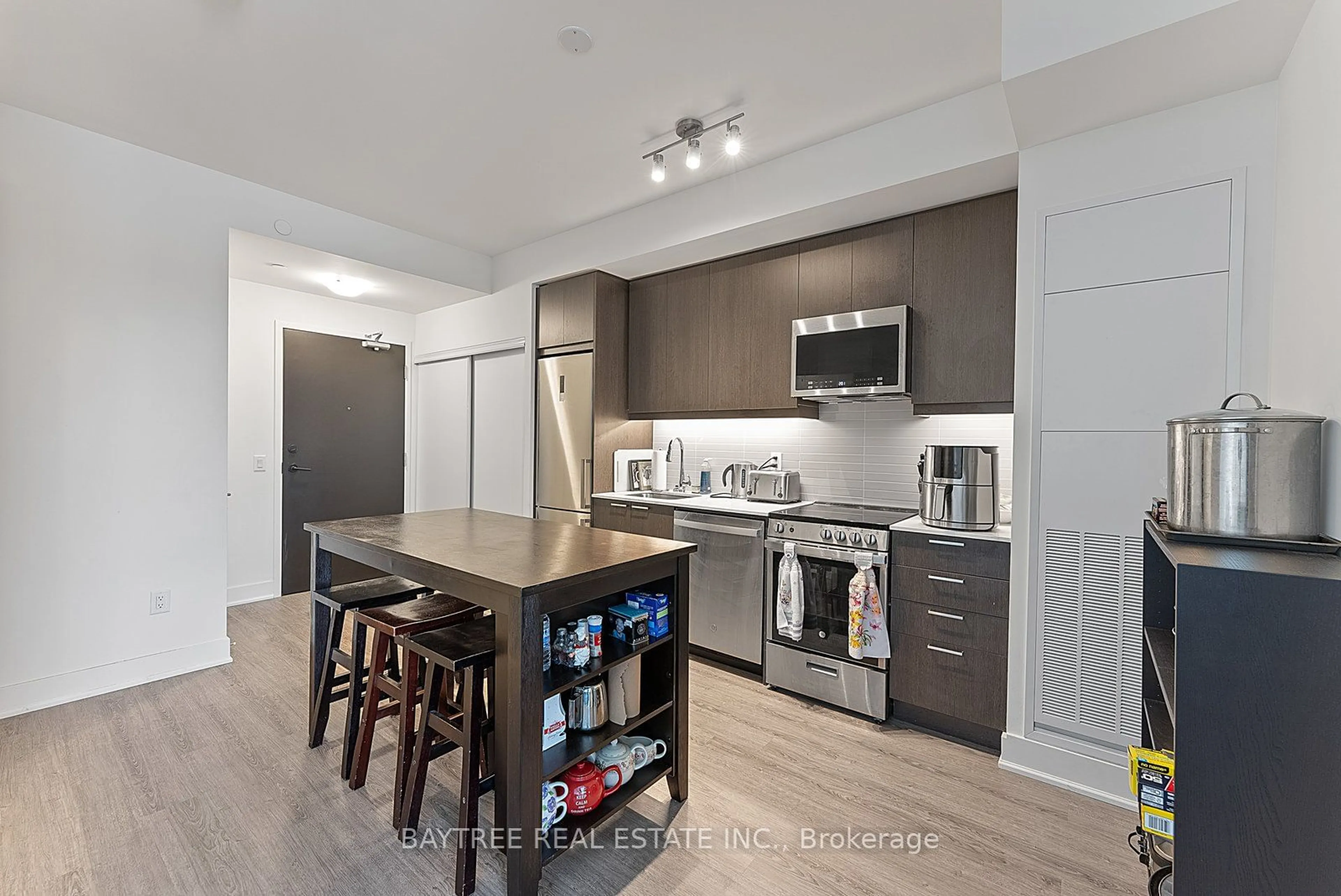 Open concept kitchen, wood/laminate floor for 185 Deerfield Rd #316, Newmarket Ontario L3Y 0G7