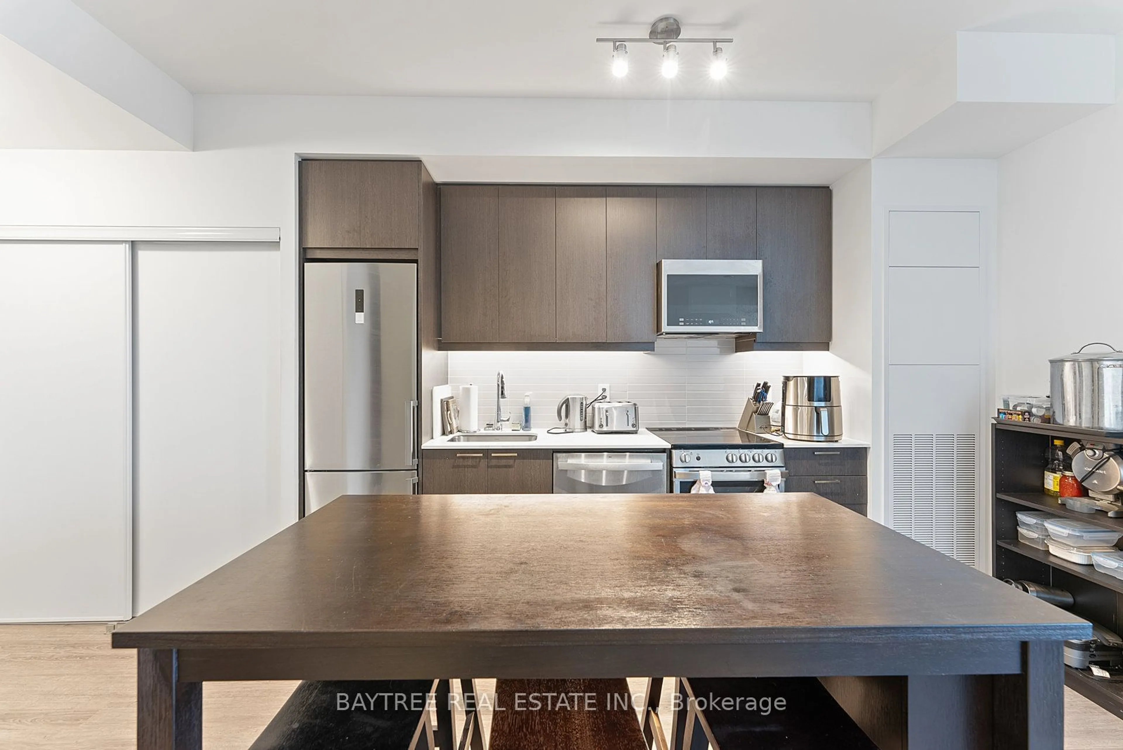 Standard kitchen, unknown for 185 Deerfield Rd #316, Newmarket Ontario L3Y 0G7