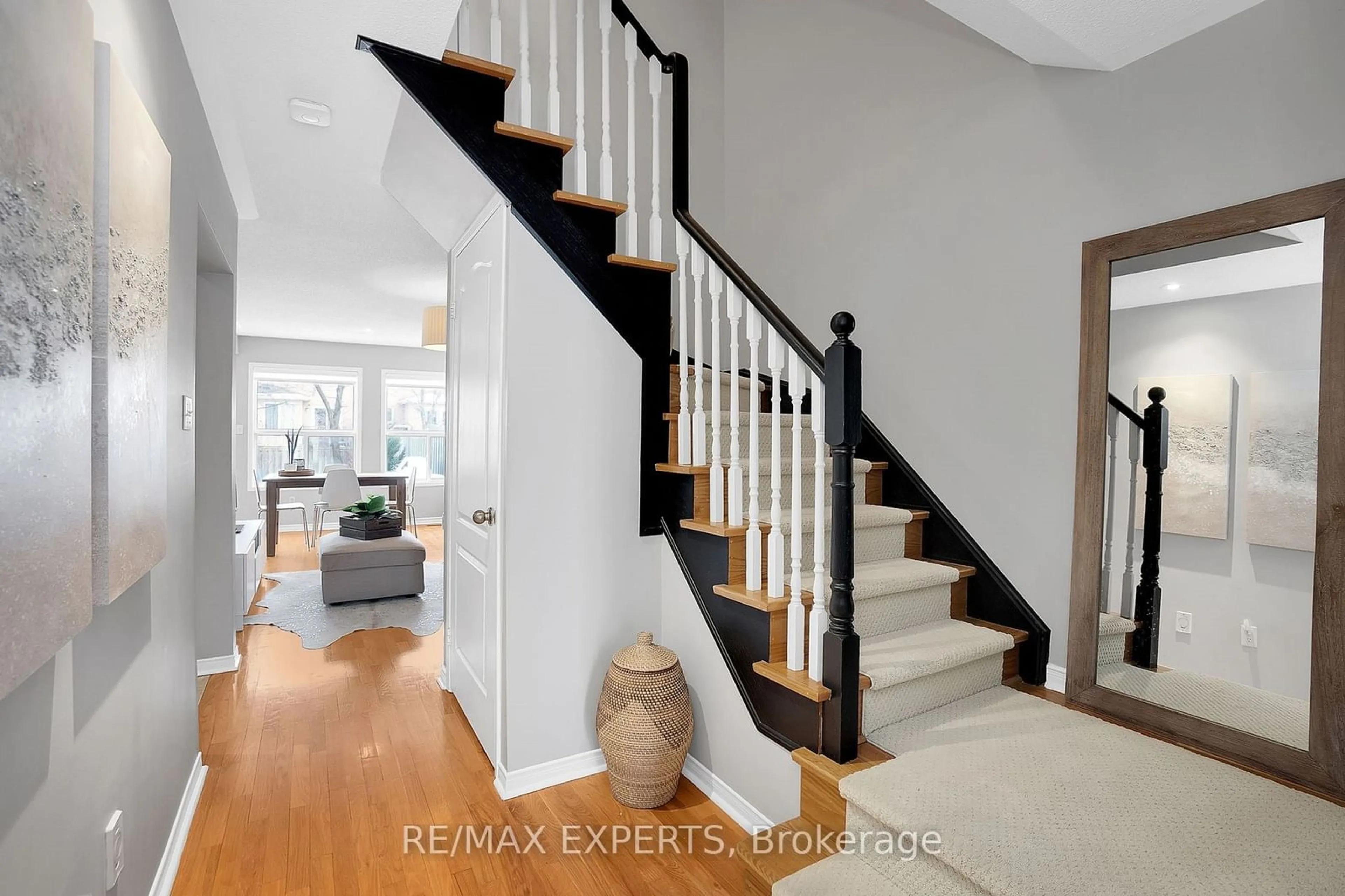 Indoor entryway for 72 Giancola Cres, Vaughan Ontario L6A 2T5