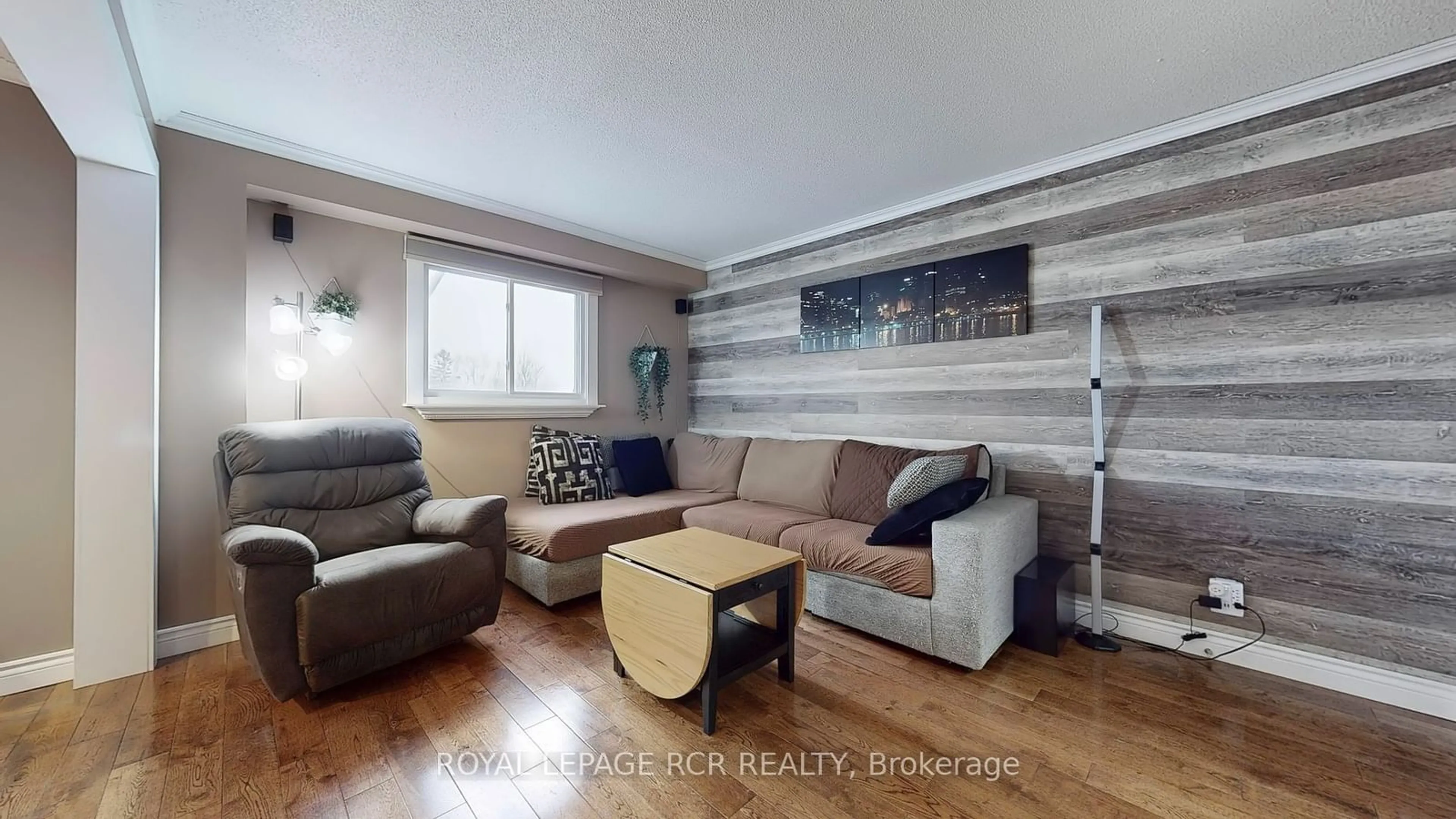 Living room with furniture, wood/laminate floor for 31 Rak Crt, Bradford West Gwillimbury Ontario L3Z 2X2