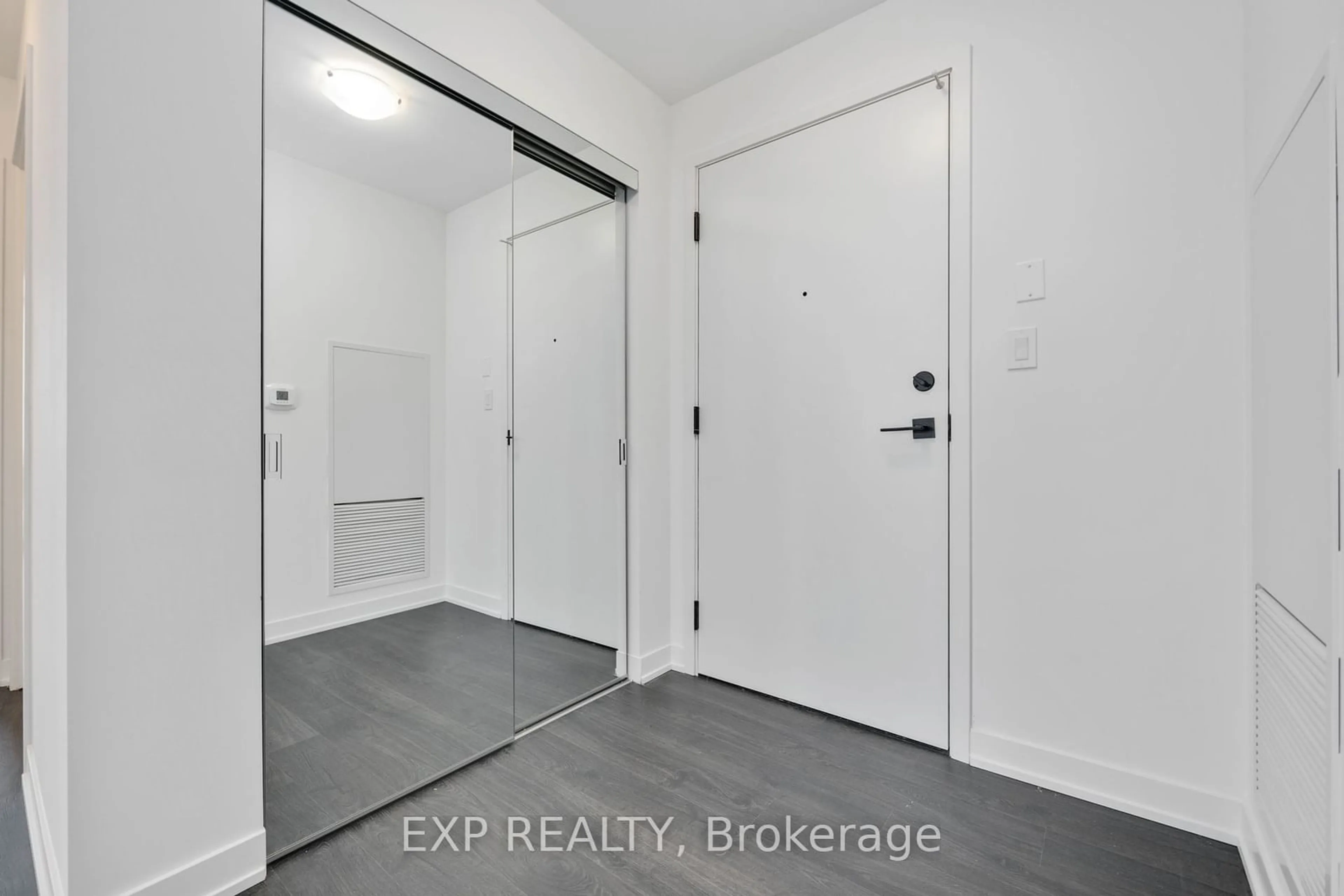 Indoor entryway for 8119 Birchmount Rd #1806, Markham Ontario L6G 0E3