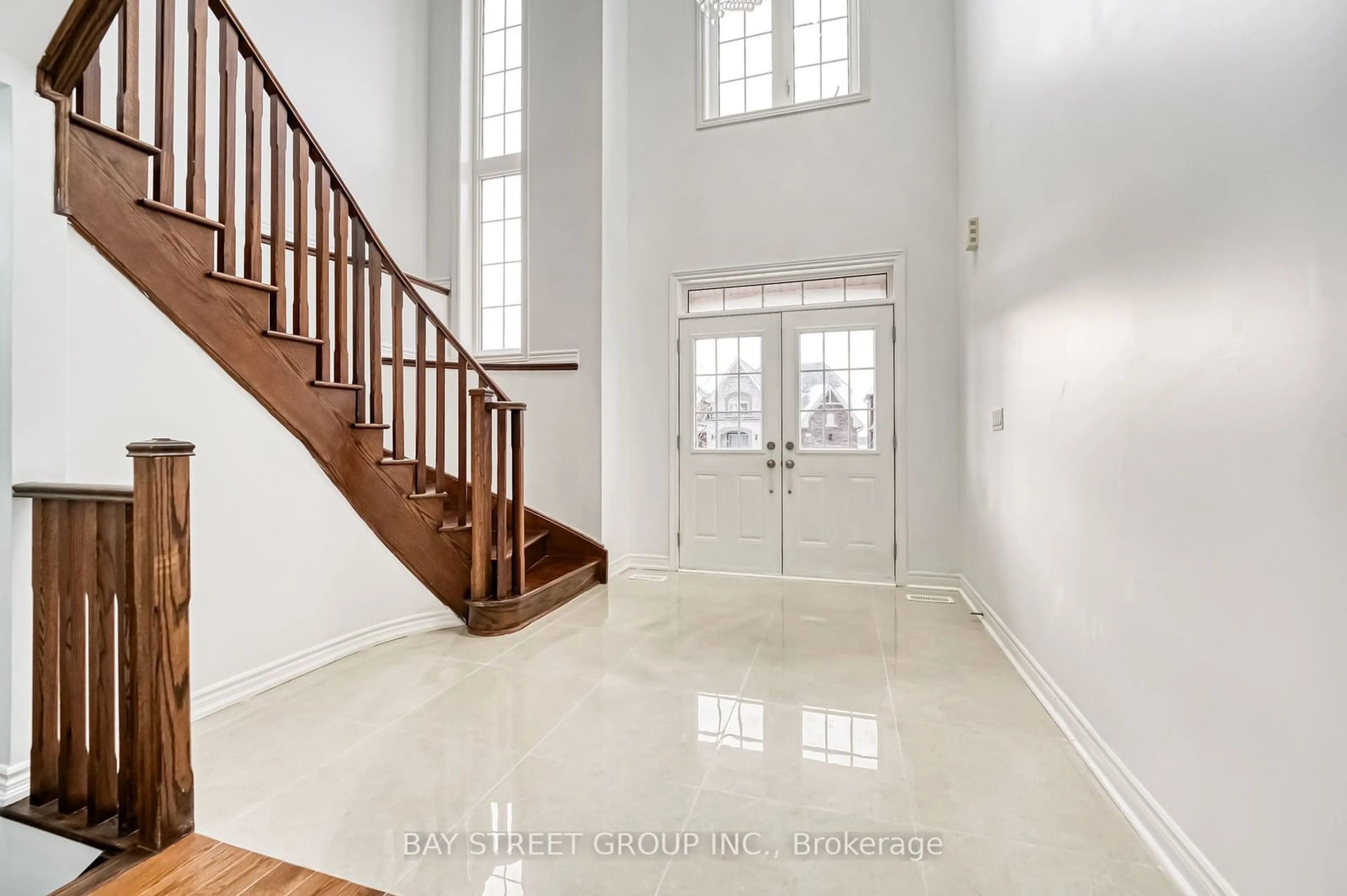 Indoor foyer for 82 Manor Hampton St, East Gwillimbury Ontario L9N 0P9