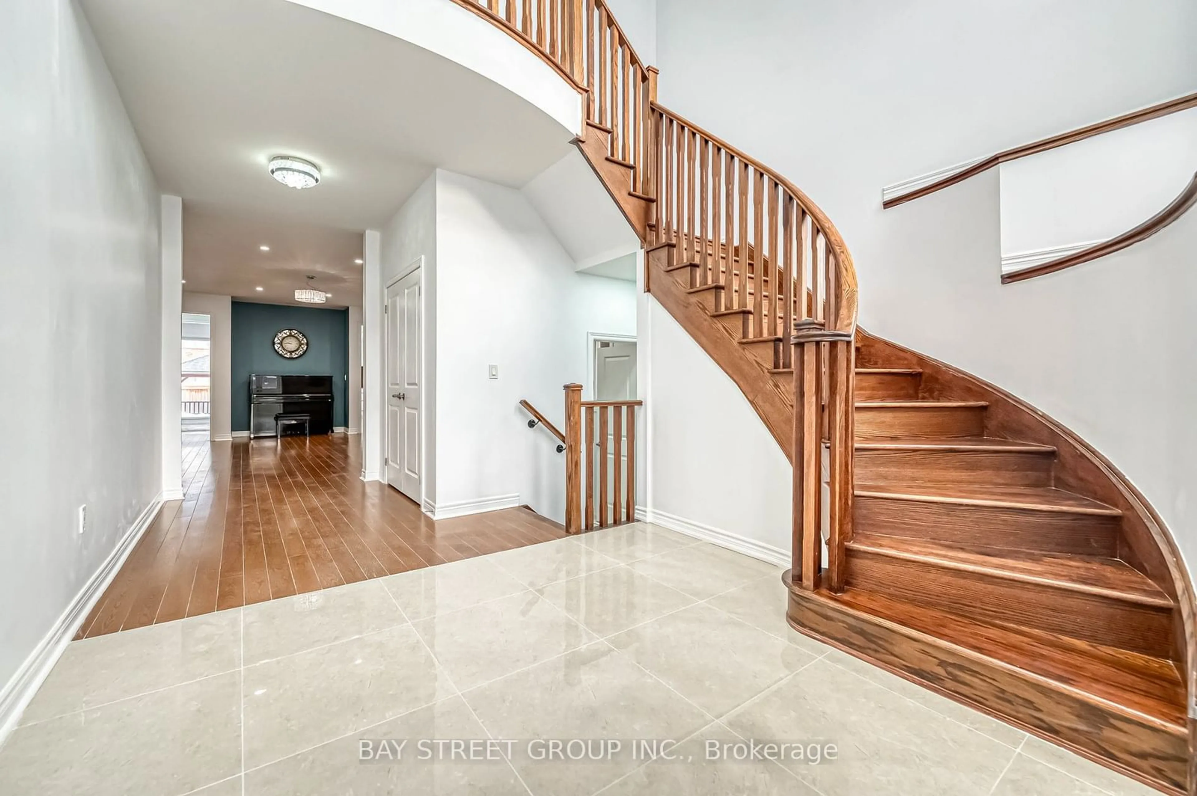 Stairs for 82 Manor Hampton St, East Gwillimbury Ontario L9N 0P9