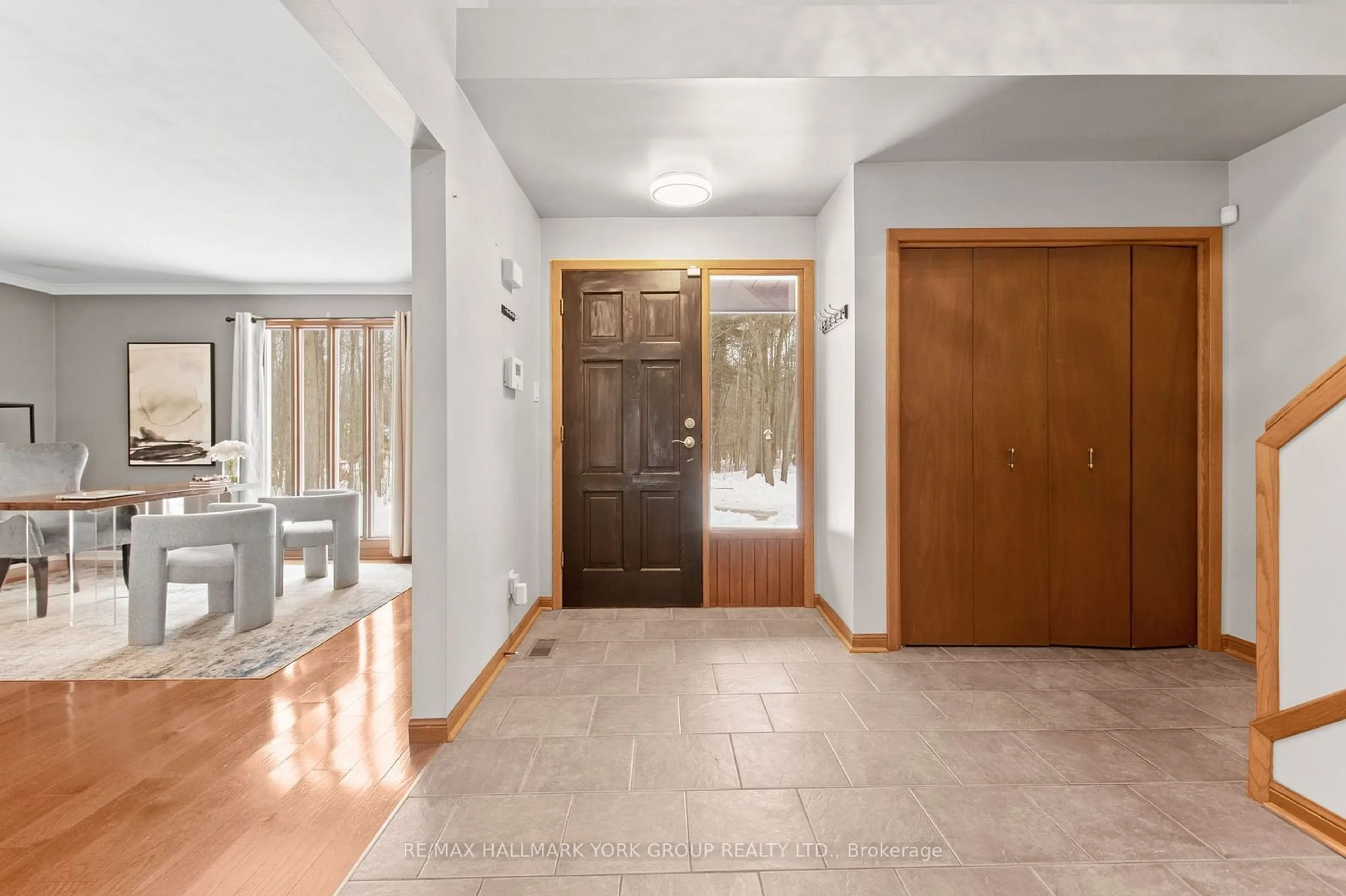 Indoor entryway for 2 Pinewood Tr, Adjala-Tosorontio Ontario L0M 1J0