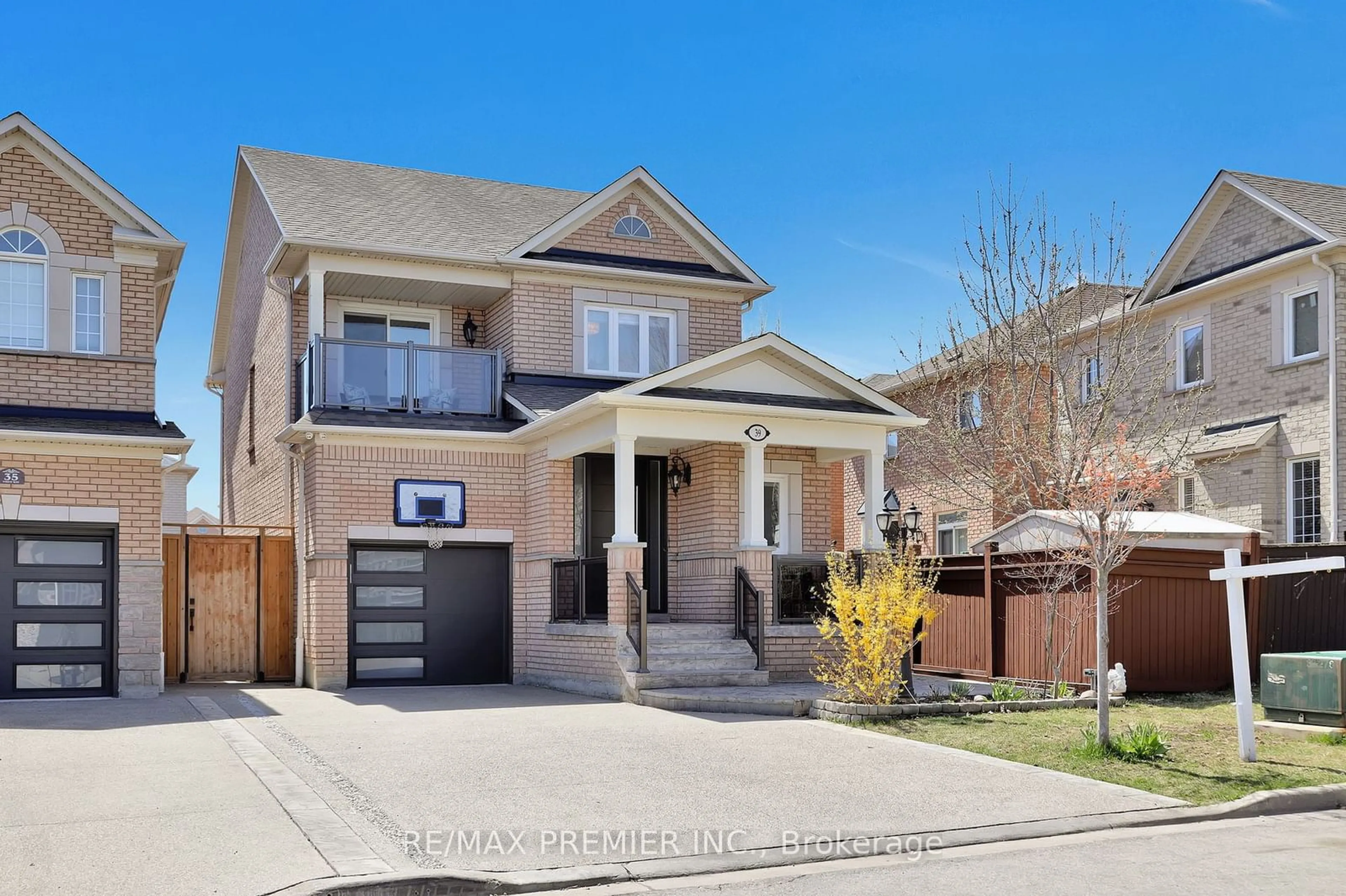 Home with brick exterior material, street for 39 Vireo Way, Vaughan Ontario L4H 2T7