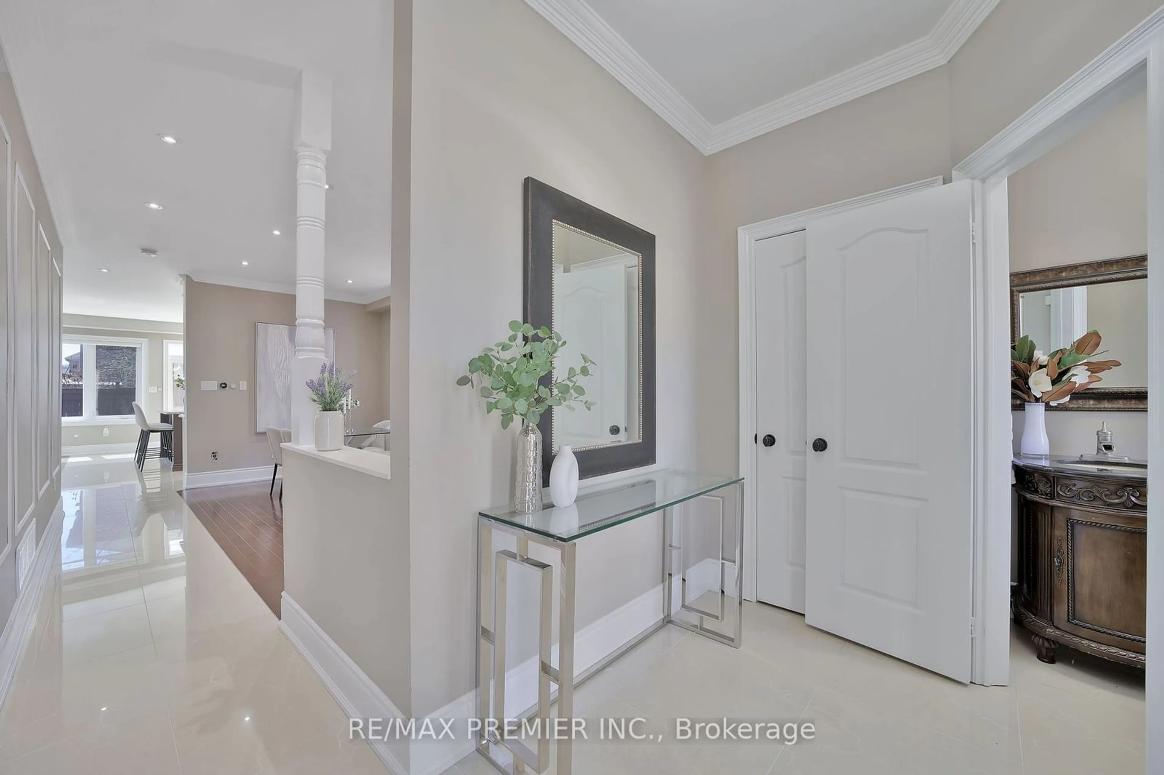 Indoor entryway for 39 Vireo Way, Vaughan Ontario L4H 2T7