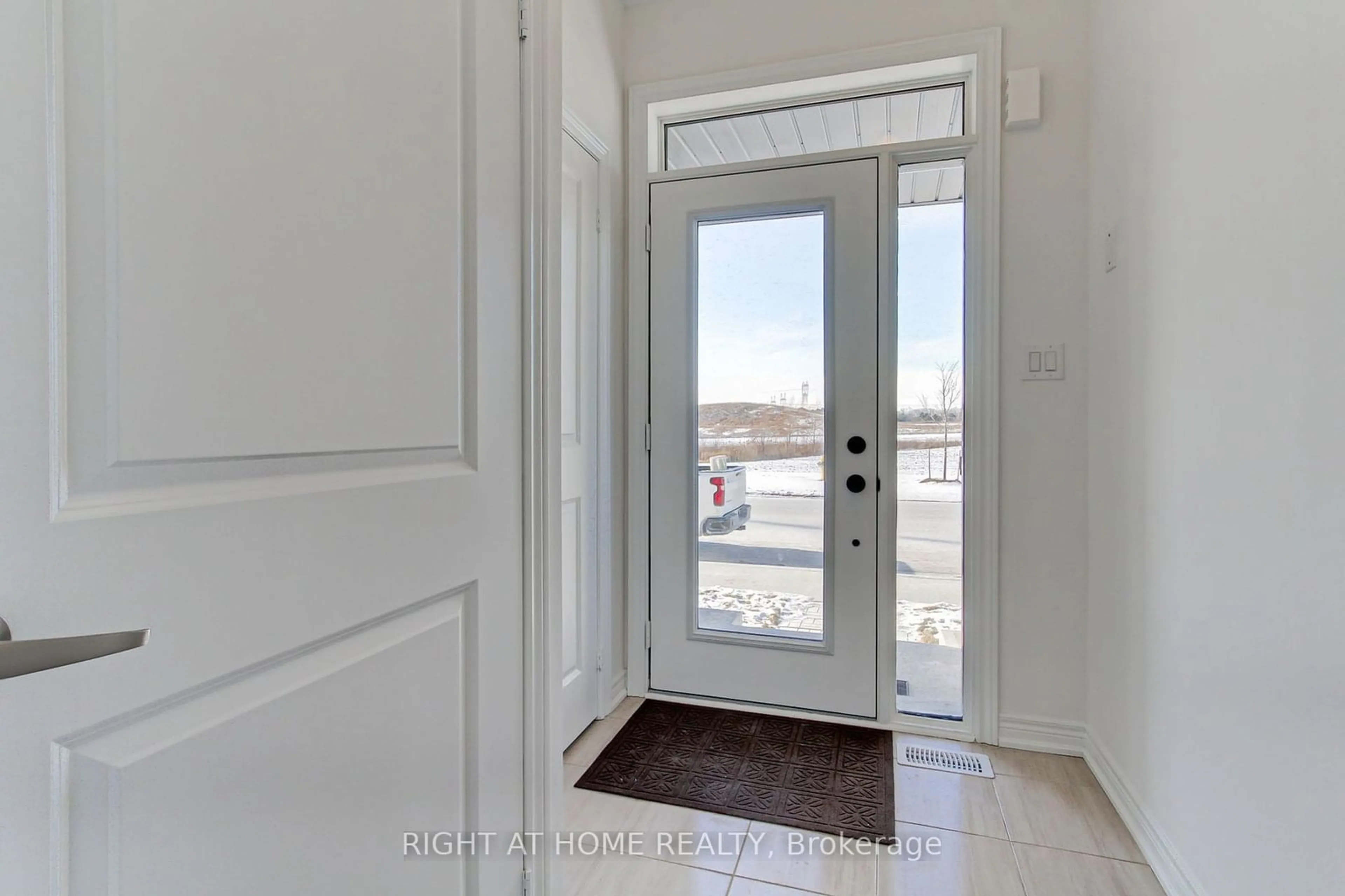 Indoor entryway for 10173 Huntington Rd, Vaughan Ontario L4H 5J5