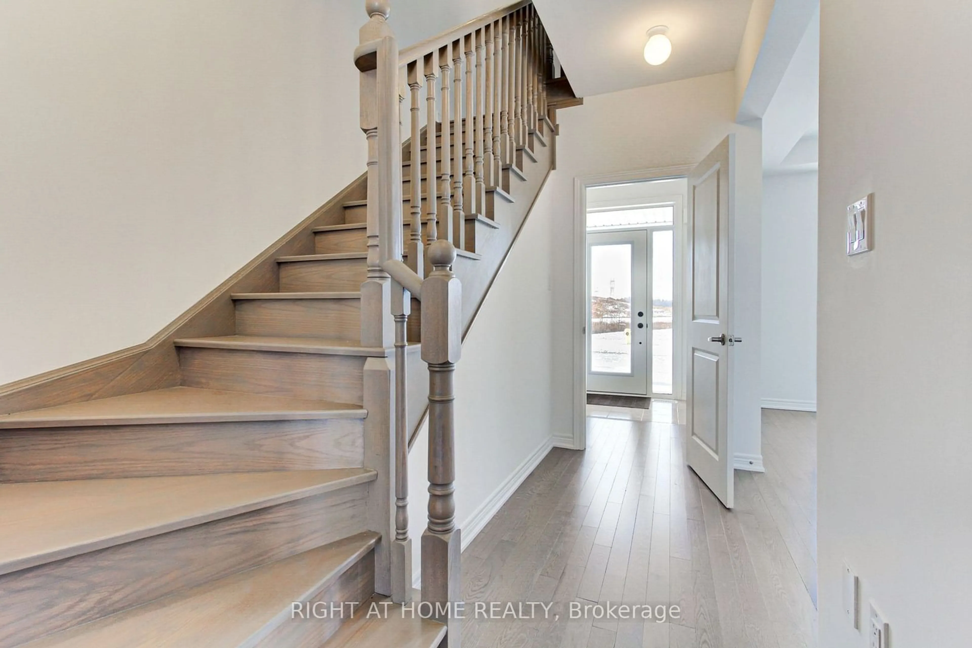 Stairs for 10173 Huntington Rd, Vaughan Ontario L4H 5J5