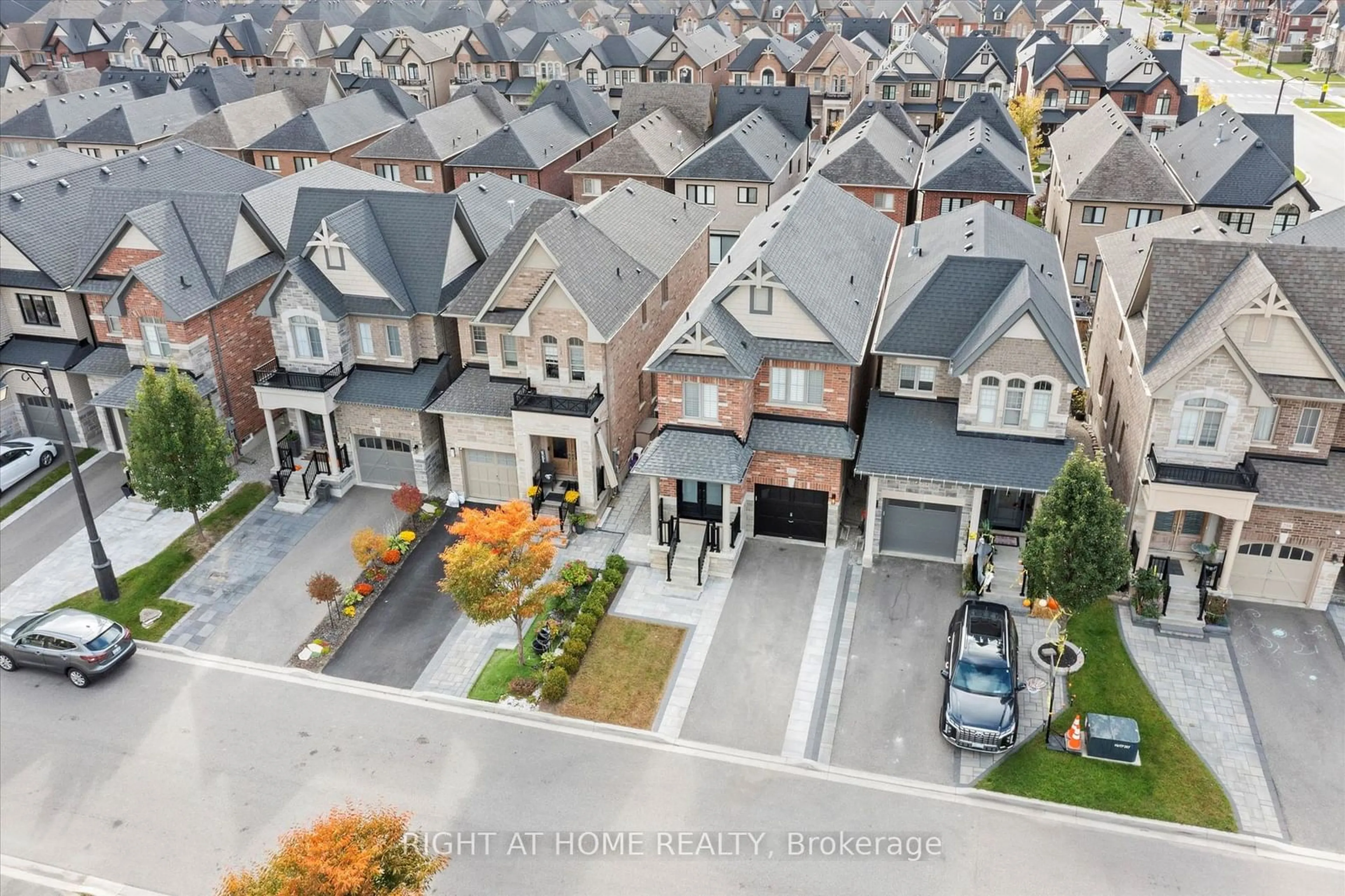 A pic from outside/outdoor area/front of a property/back of a property/a pic from drone, street for 250 Cranbrook Cres, Vaughan Ontario L4H 4K9